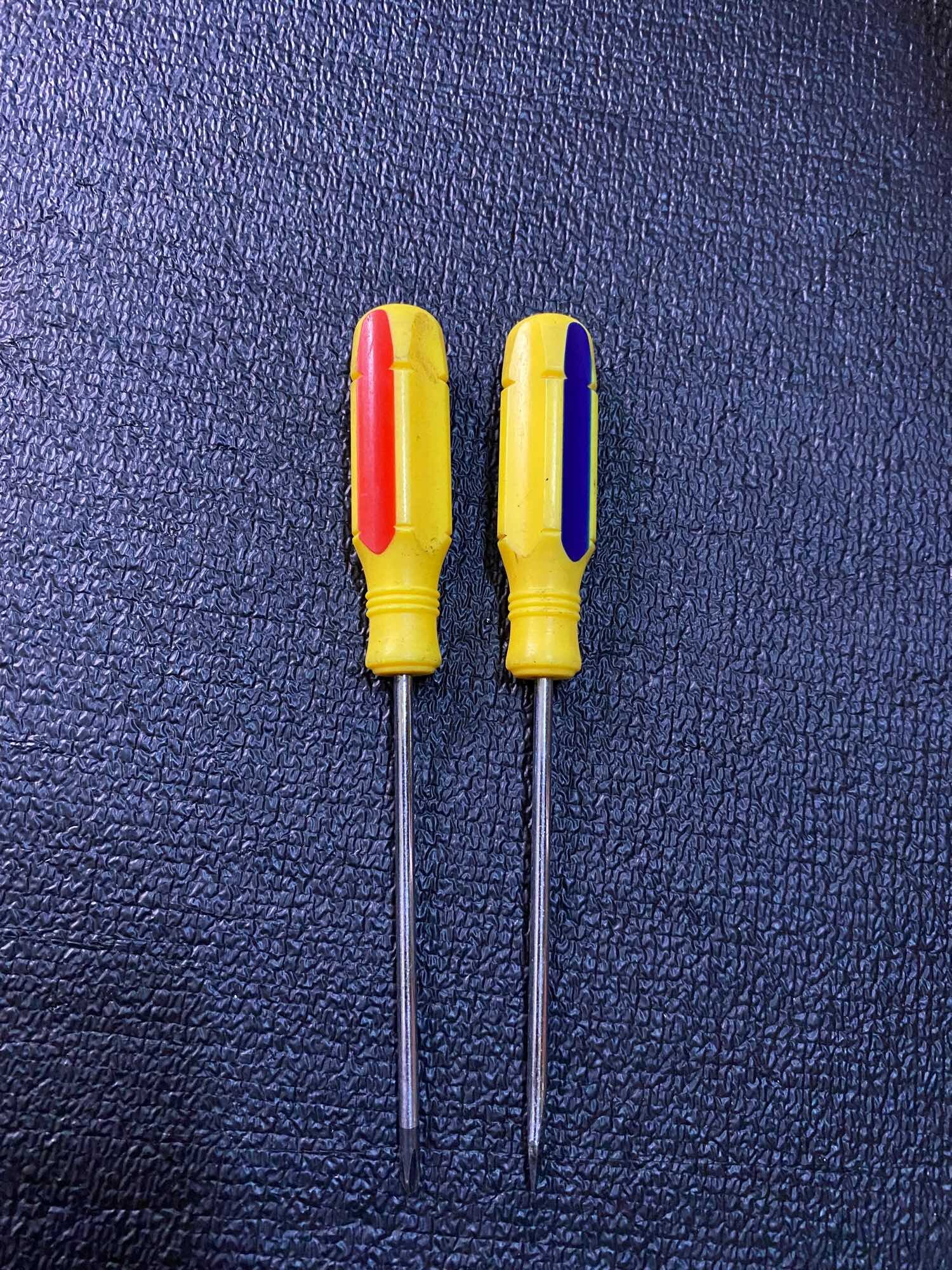 Tô vít 2 và 4 cạnh 3 mm dài 13 cm giá 2 chiếc