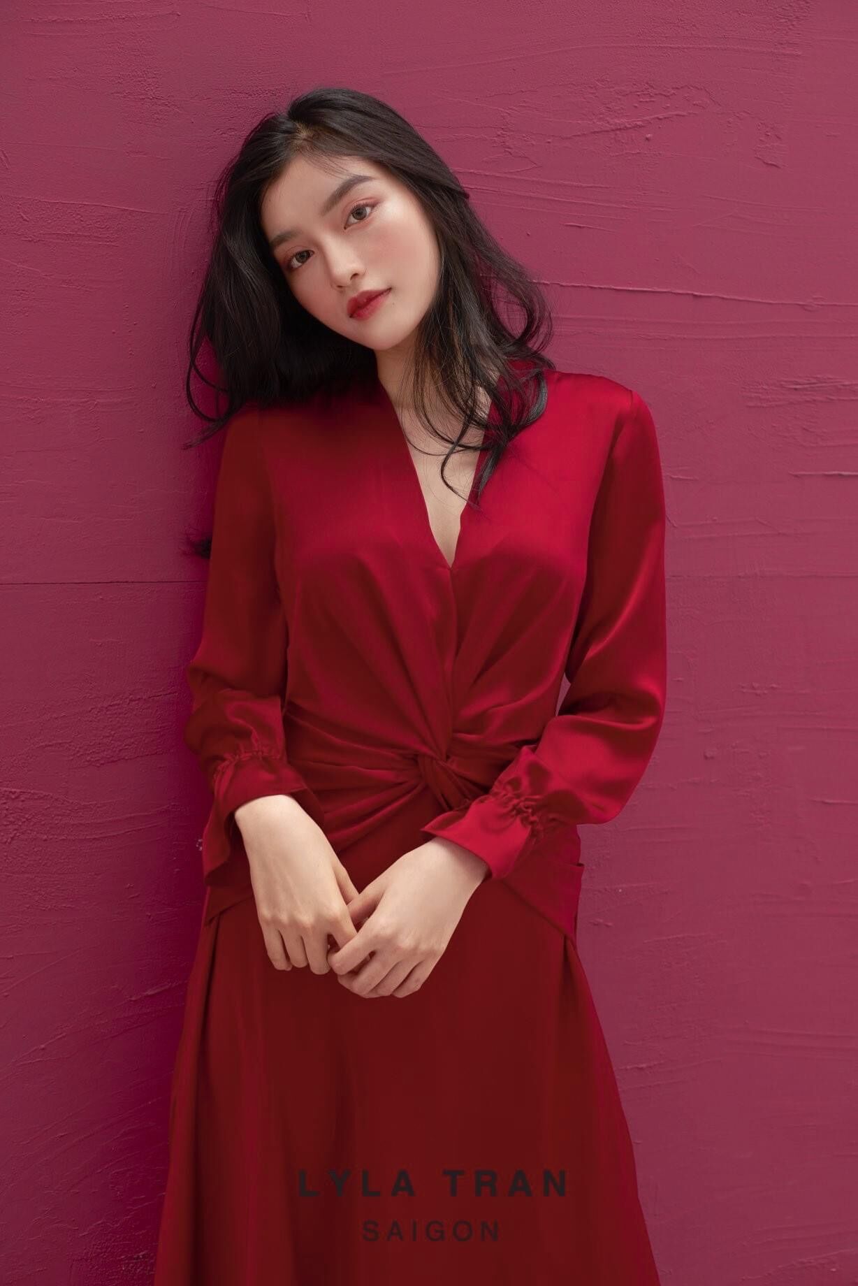 Đầm lụa satin cao cấp màu đỏ tay dài xoắn eo (ELSA)