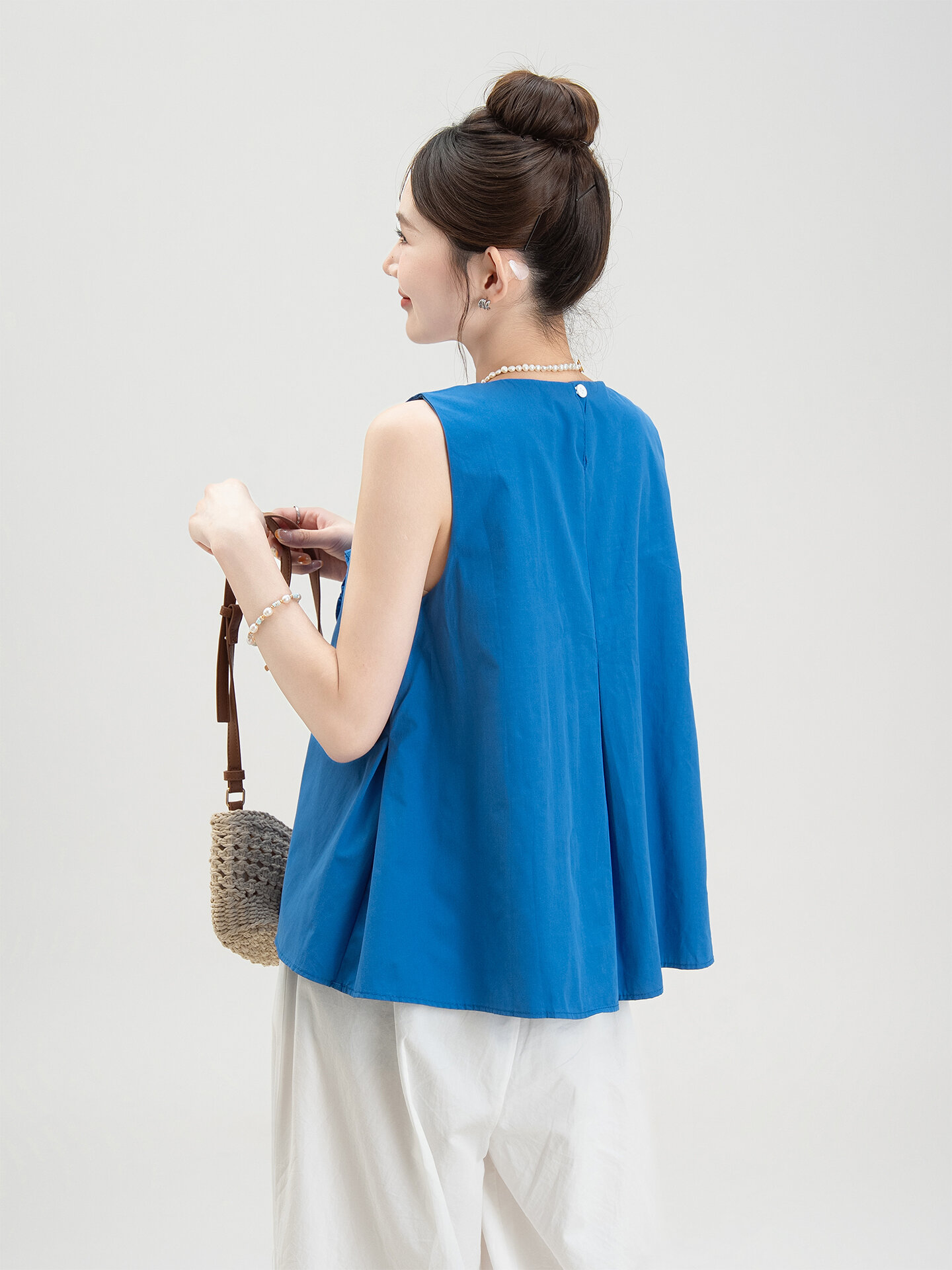 Nurture One | Áo Blouse Không Tay Dễ Thương Màu Xanh Pháp, Cổ Voan, Phối Ruffle