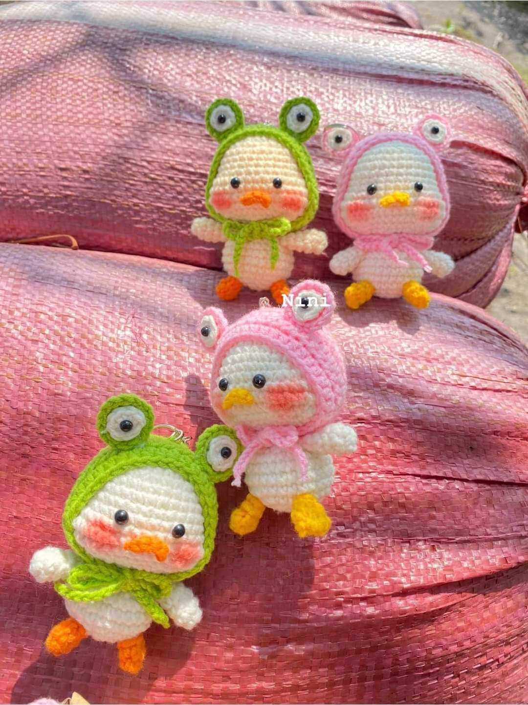 Móc khóa handmade vịt đội mũ ếch sẵn hàng sll