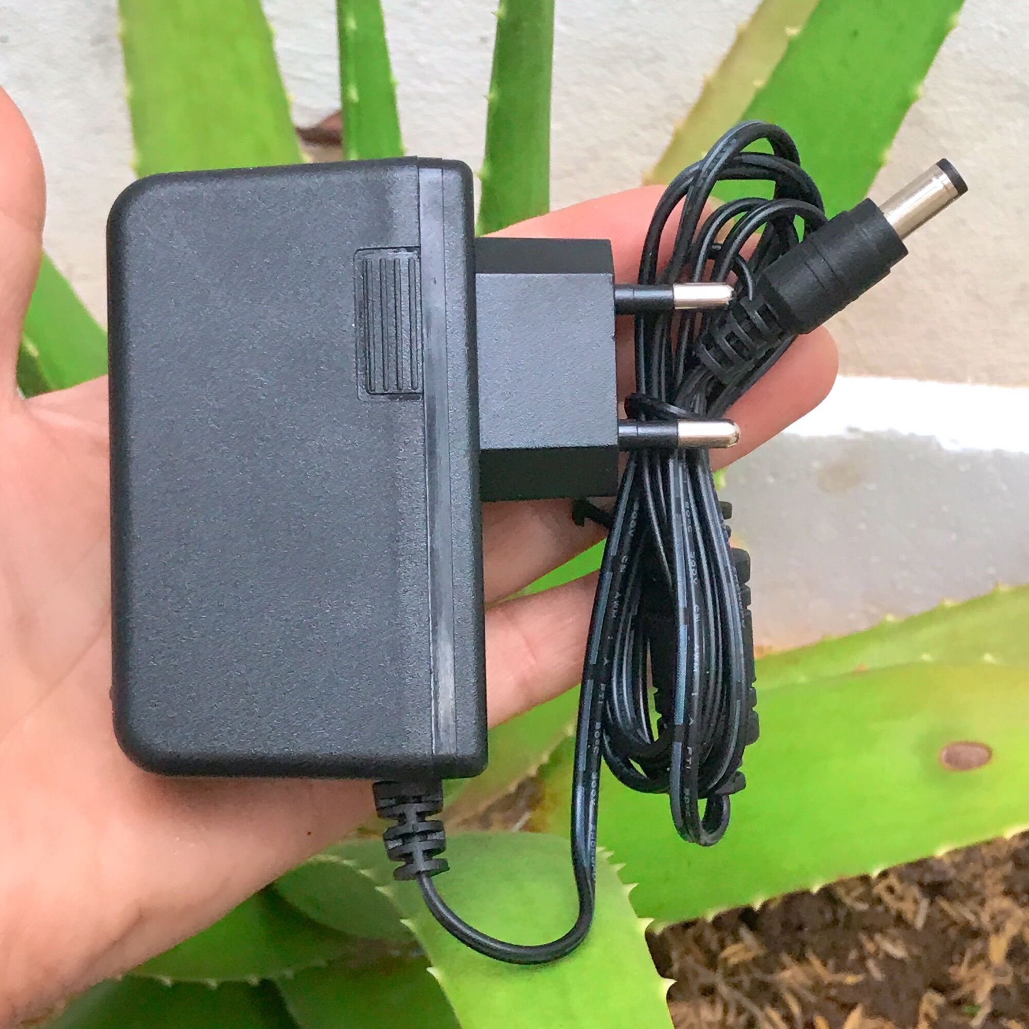 Nguồn Adapter 12V 2A Huntkey Dùng Cho Camera Và Đèn Led Có Đèn Báo