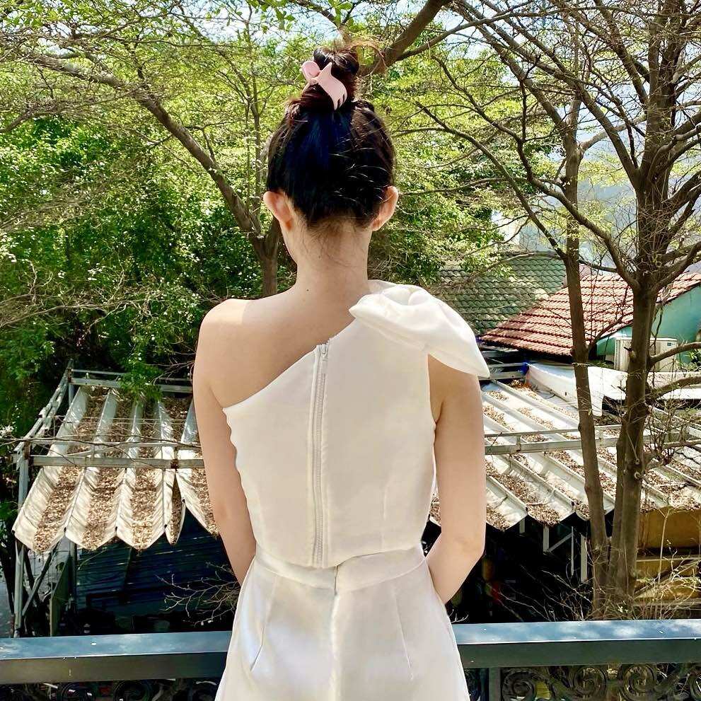ÁO CROPTOP NƠ LỆCH VAI XẾP LY ĐỄ THƯƠNG