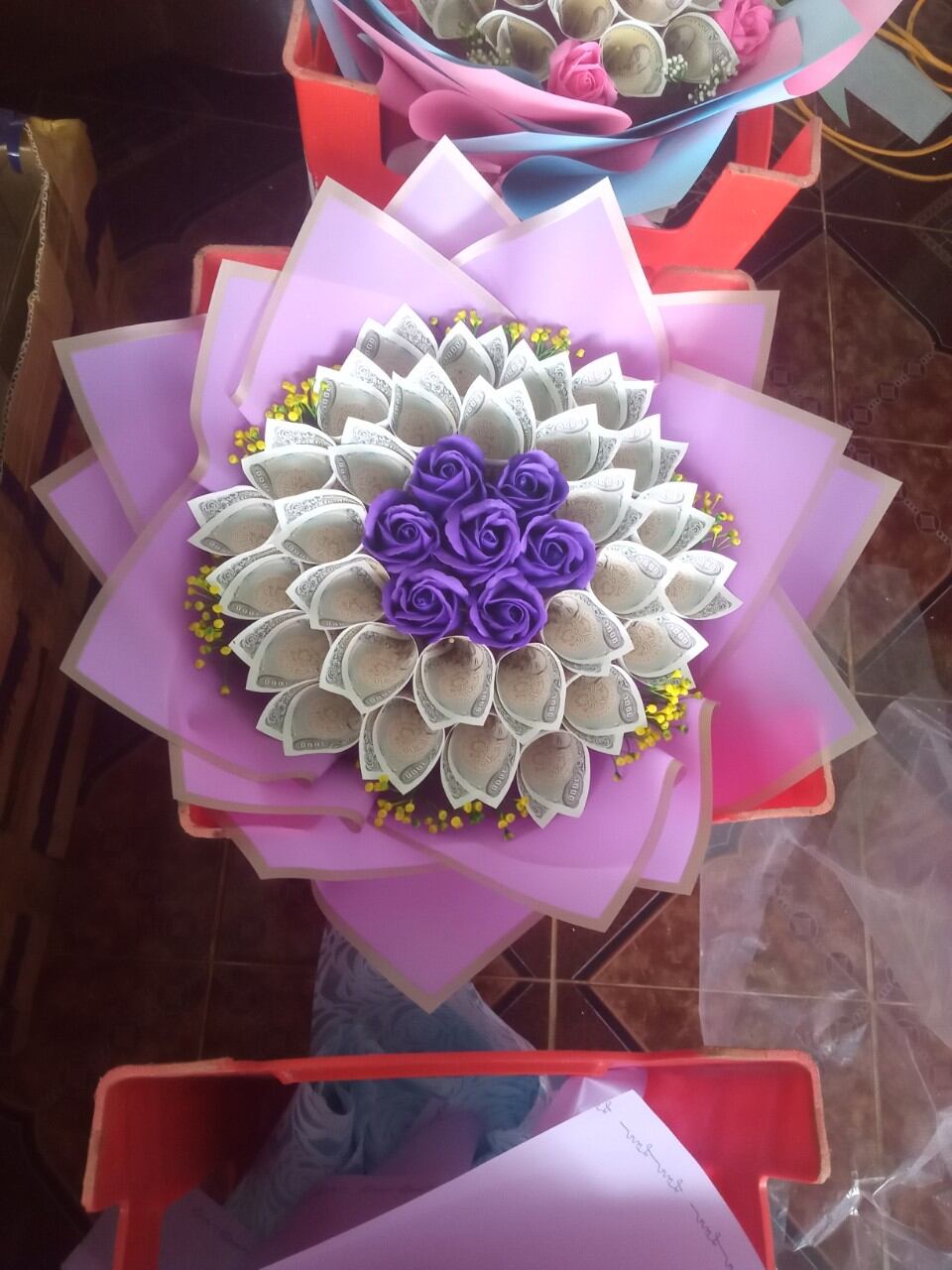 hoa bó tròn 7 bông giữa 30 tờ 1k .