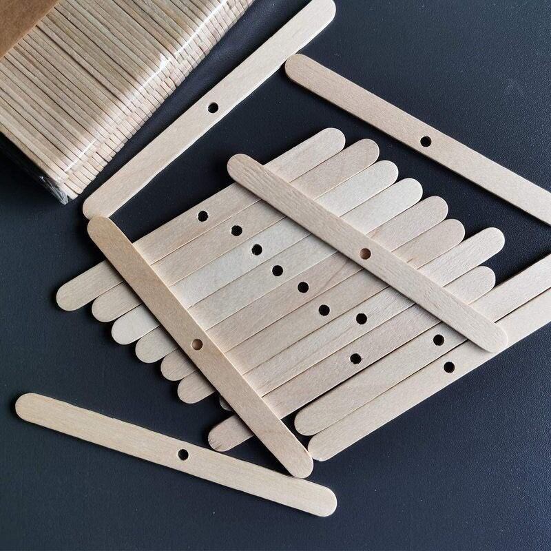 Que gỗ có lỗ xỏ dùng giữ bấc/tim nến đứng thẳng