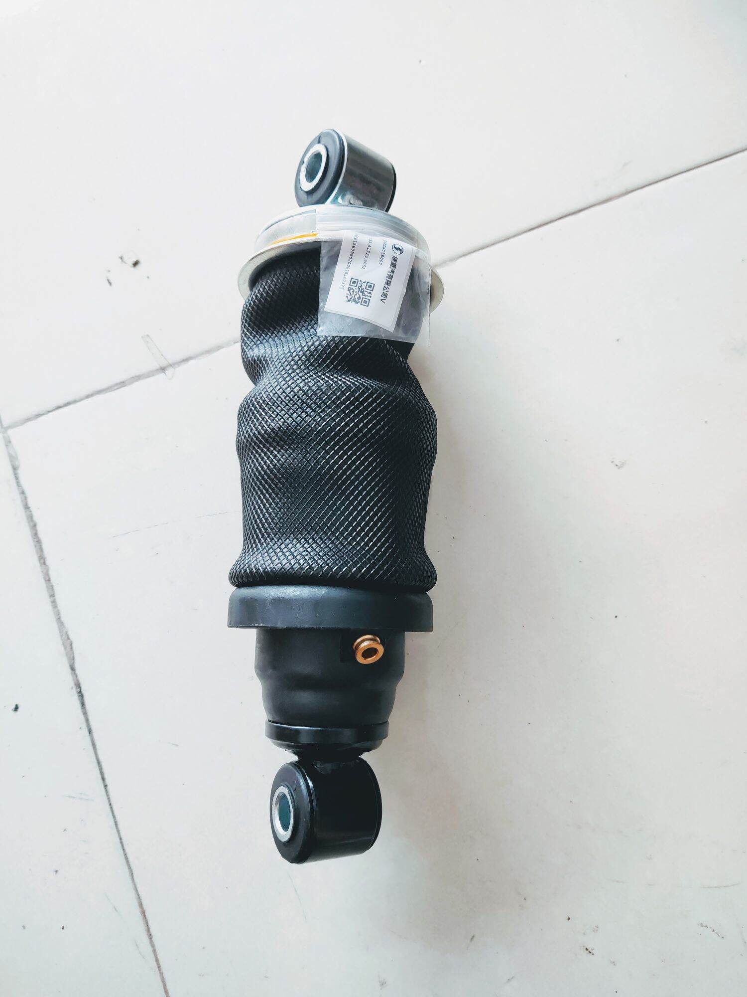 Bóng hơi sau Shacman 052