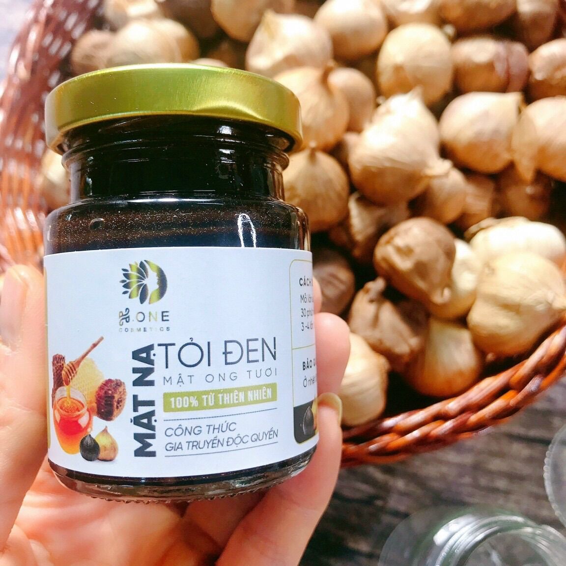 Mặt Nạ Tỏi Đen Phấn Hoa Sữa Ong Chúa