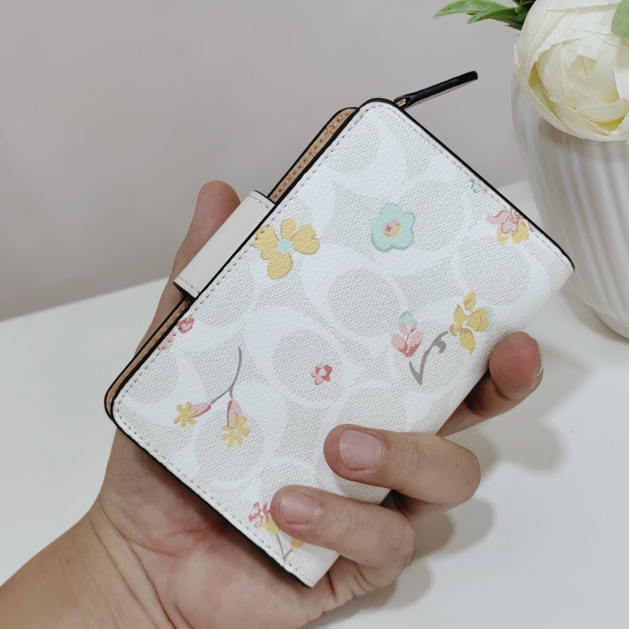 VÍ C🅾️ACH 💥 Medium Corner Zip Wallet siêu sang