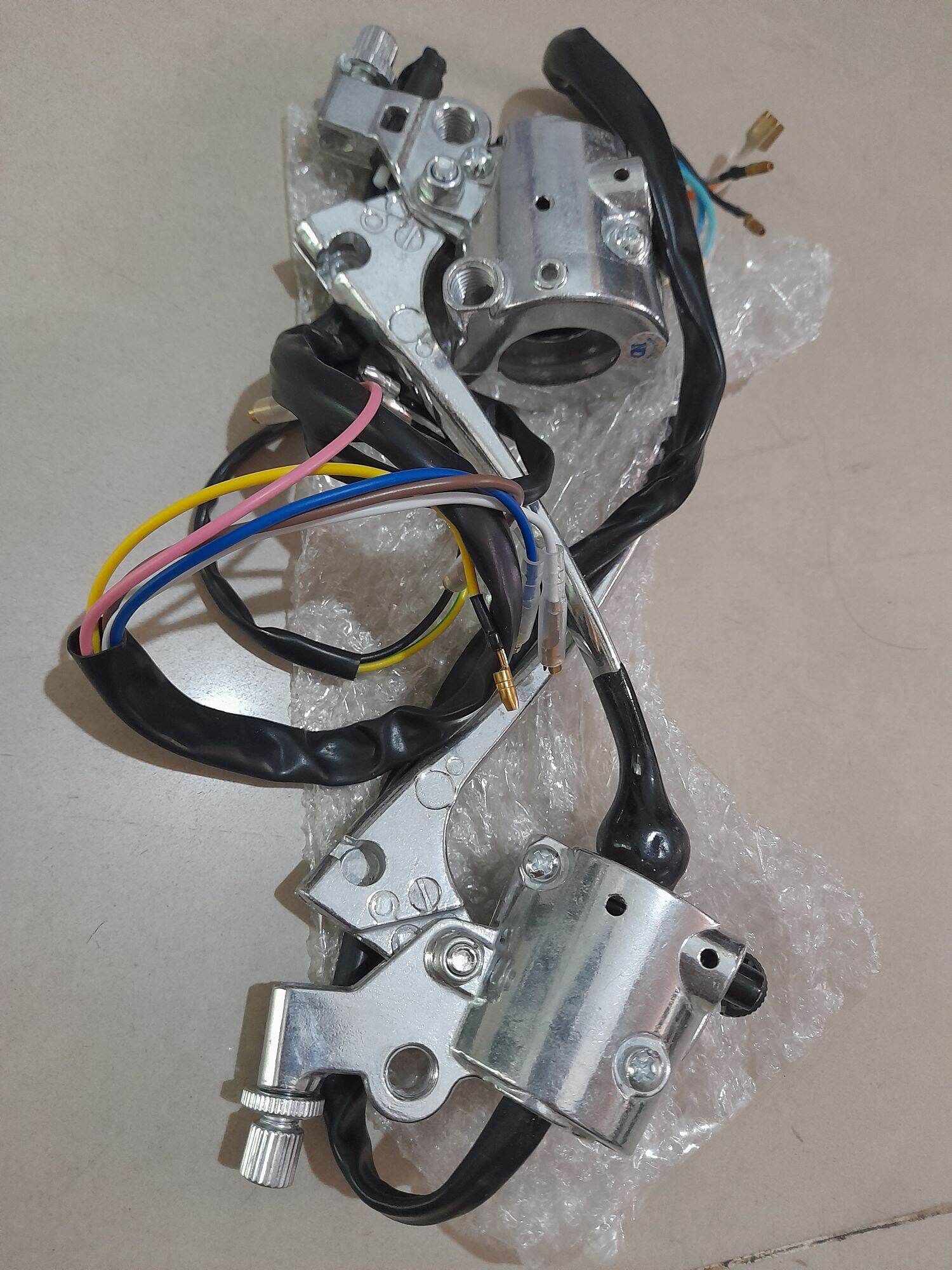 Cặp cùm công tắc trái phải xe 67 không đề..