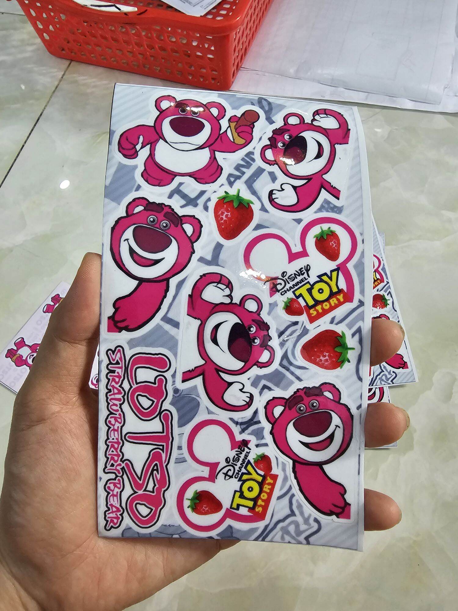 Tem logo gấu dâu lotso mini 9x18cm dán trang trí xe mây