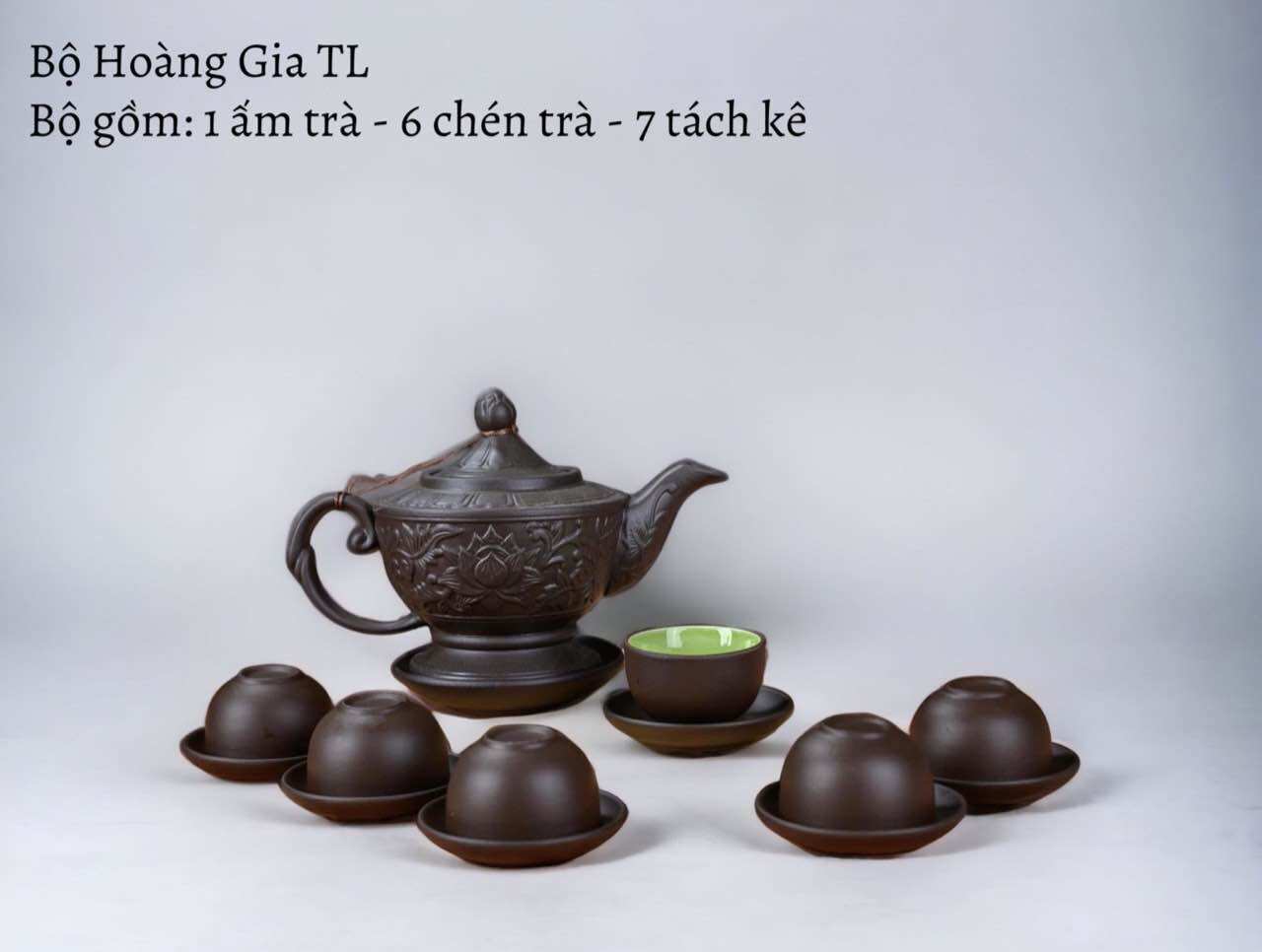 Bộ ấm chén tử sa đen đắp nổi hoa sen lòng xanh.