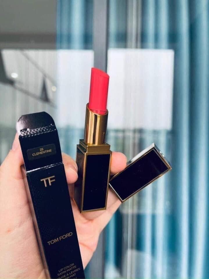 TOMFORD 25 CLEMENTINE: Màu hồng san hô nhạt. Chất son Tom Ford thật sự  không thể chê vào đâu được mấy chị ơi. Lướt đến đâu là đẹp đến đó. Lên màu