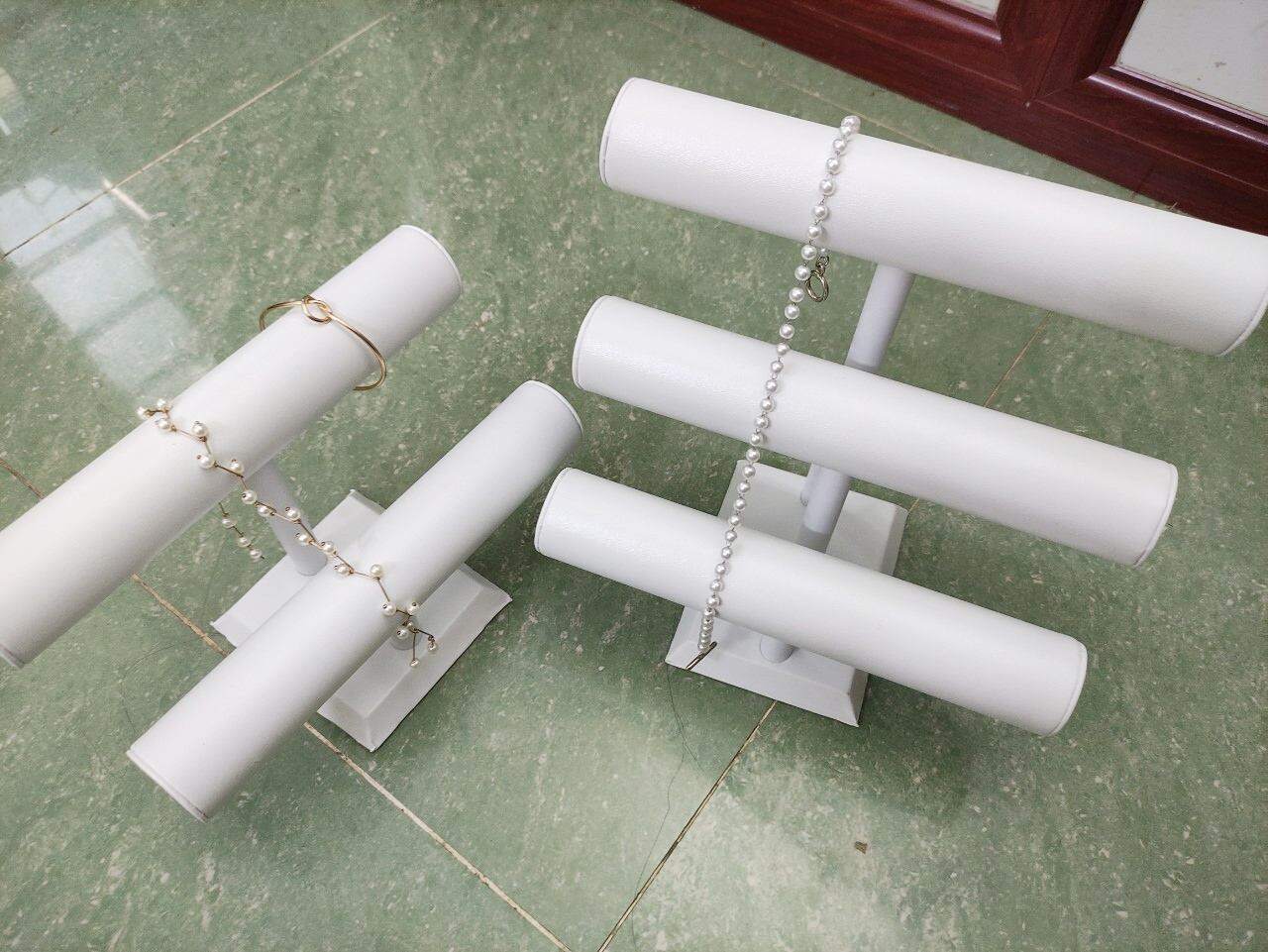 Trụ trưng vòng bằng da màu trắng