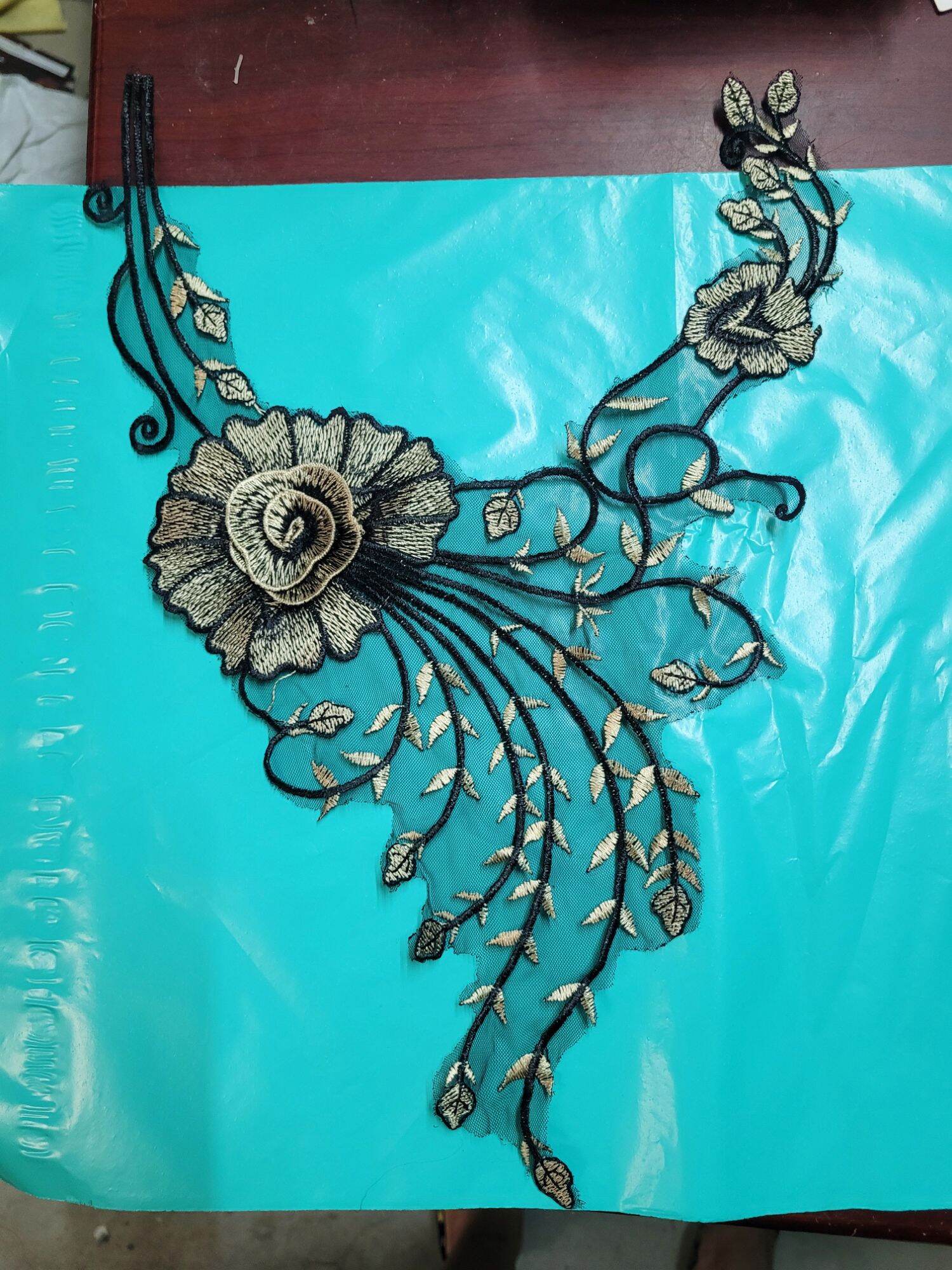 Ren cổ thêu hoa nổi