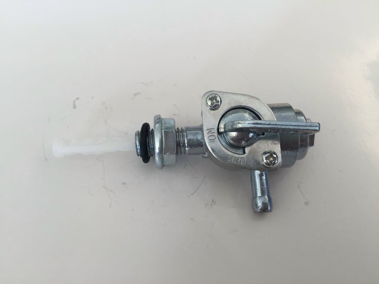 Khoá bình chứa xăng máy phát điện 2kw