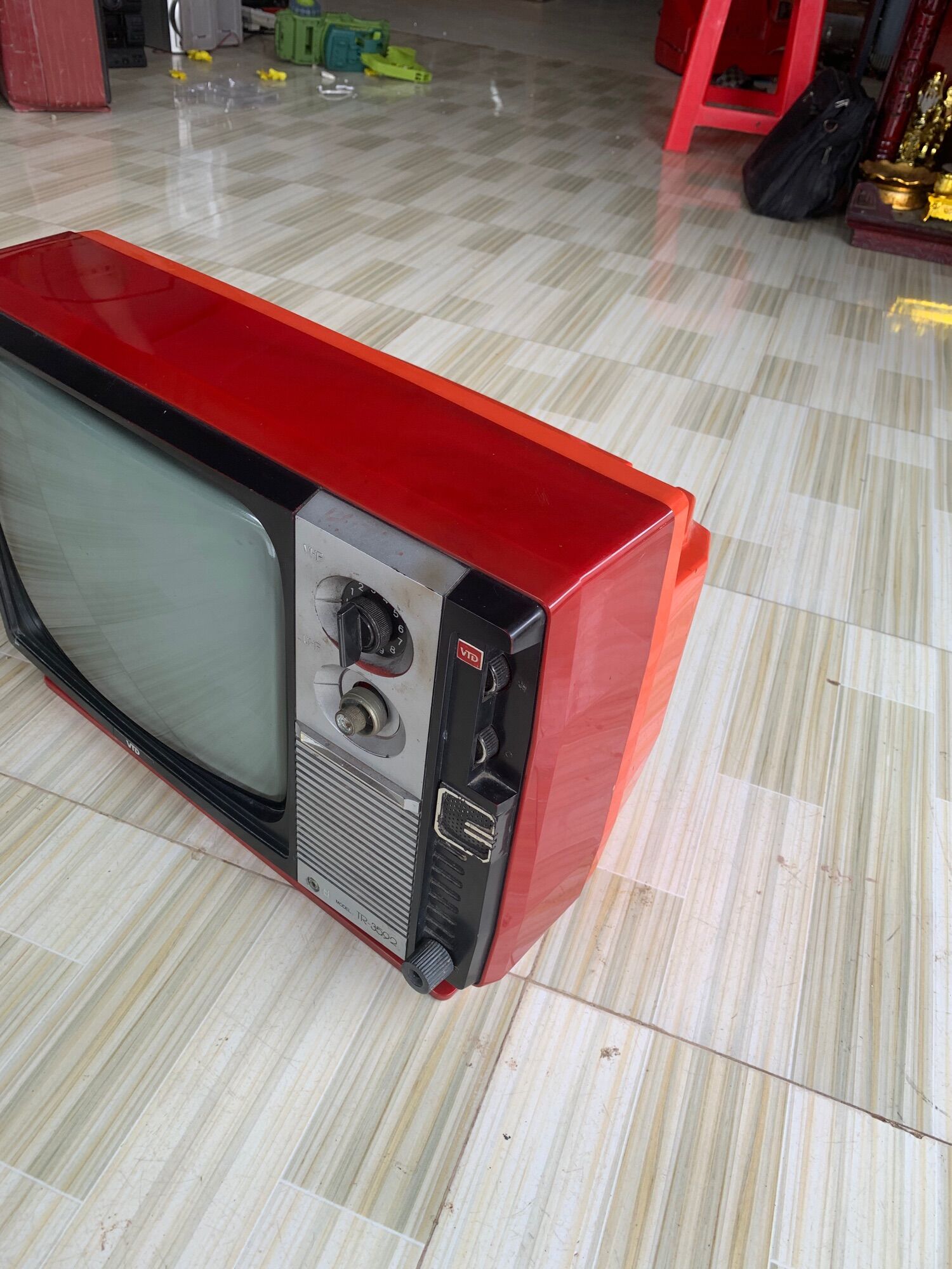 Tivi đỏ xưa trưng bày 14in