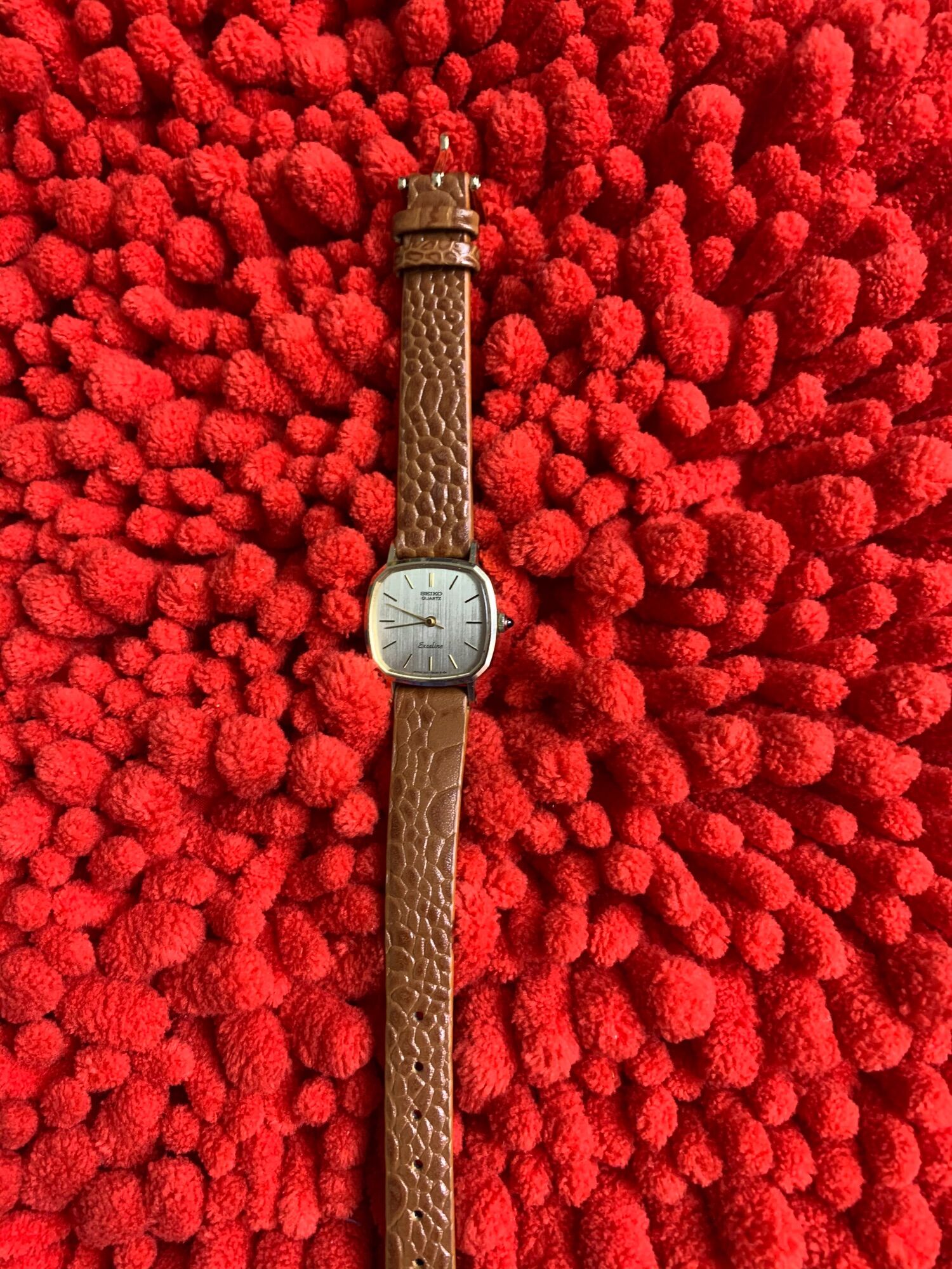 Đồng hồ nữ seiko máy mỏng lắc kê vàng hàng si