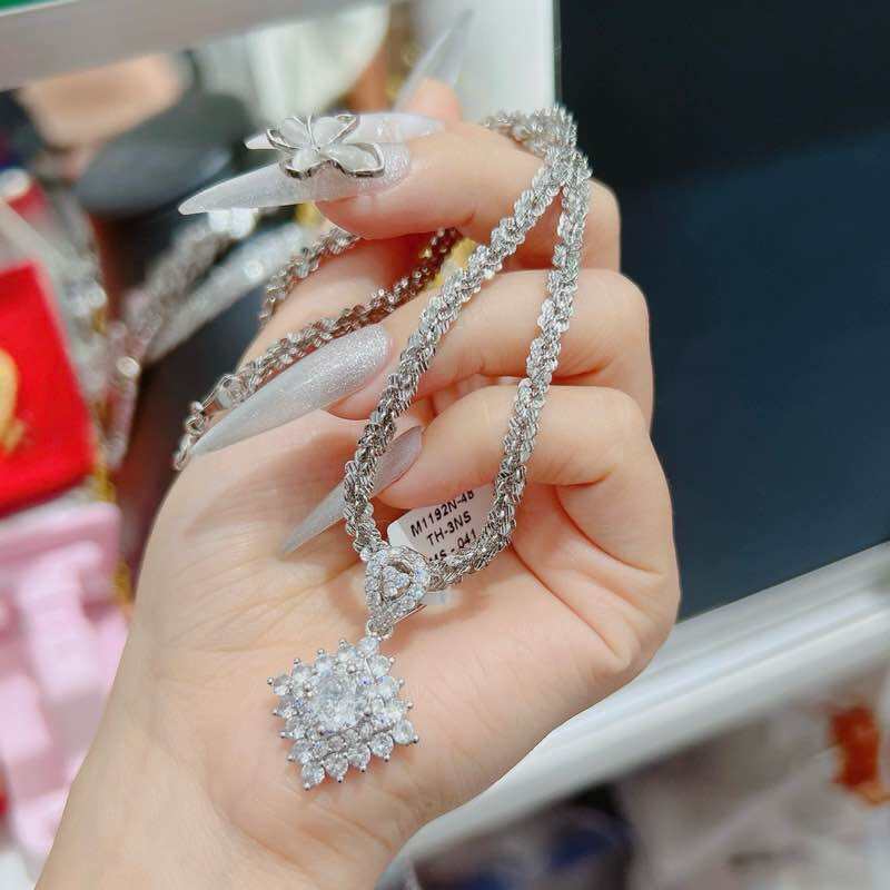 Dây chuyền xoắn hoa mai 3ly chạm sáng kèm mặt hình thoi nhọn tấm mới Kami trang sức sỉ