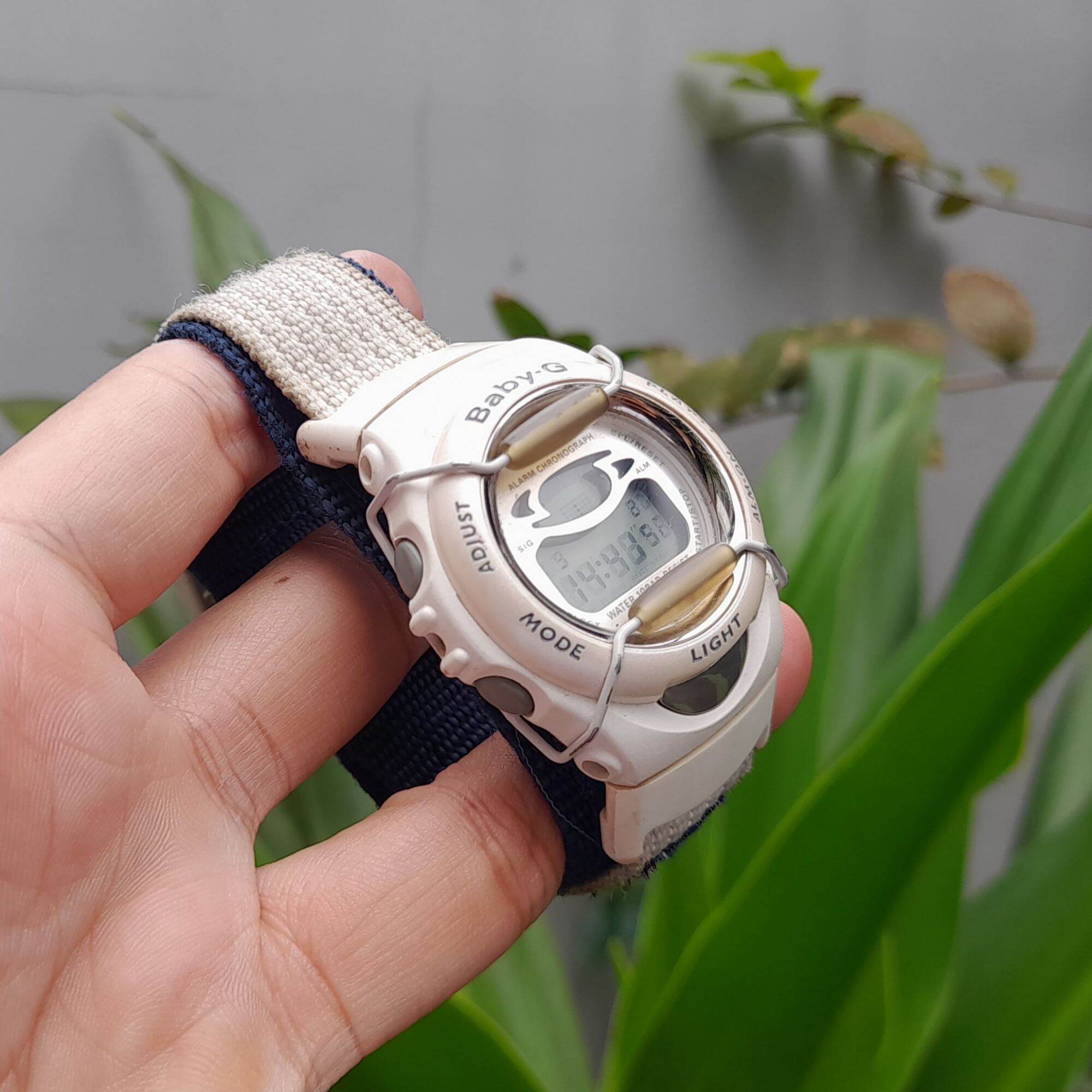 Đồng hồ CASIO BABYG trắng.