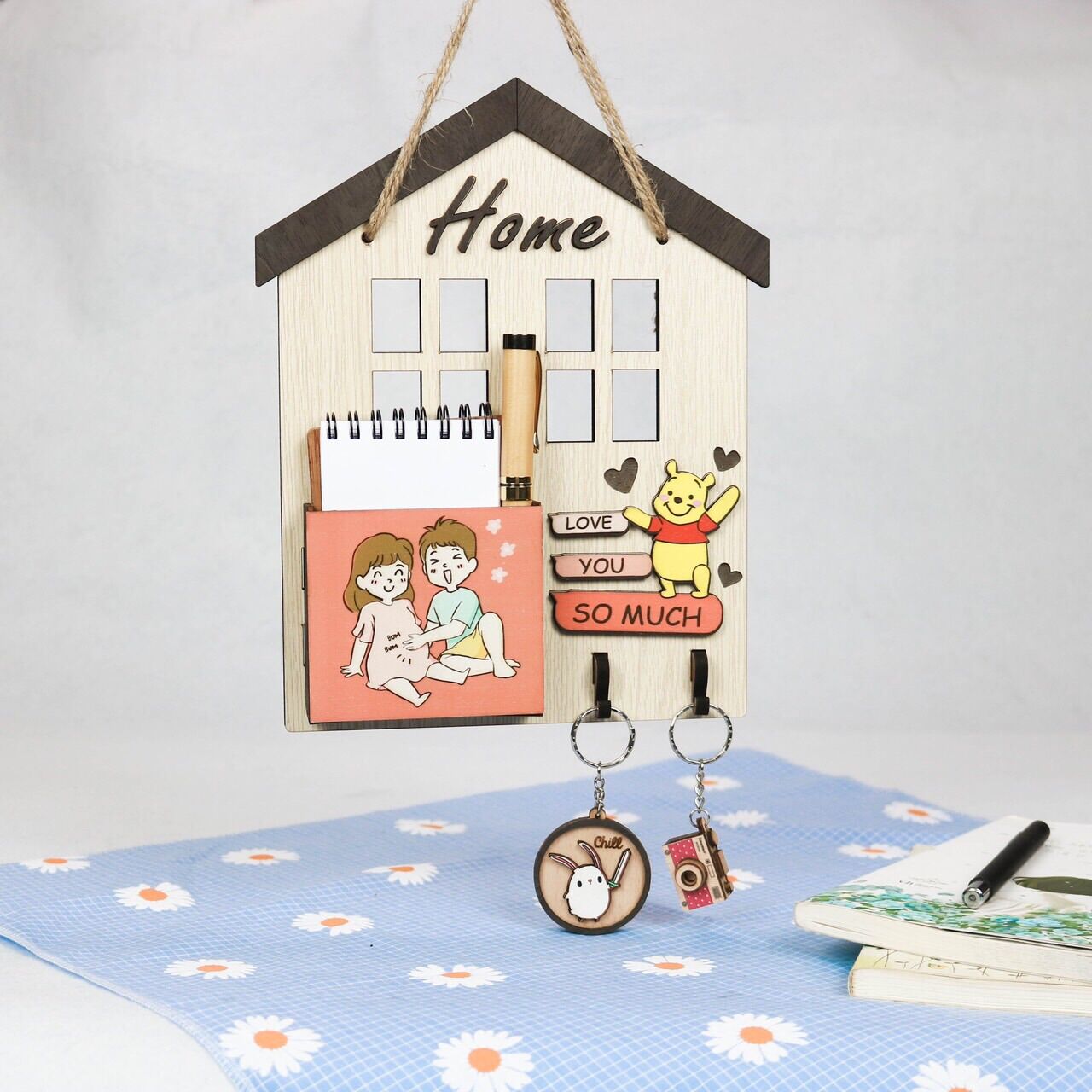 Bảng gỗ decor có móc treo chìa khoá và hộp cắm hoa trang trí tặng móc dán