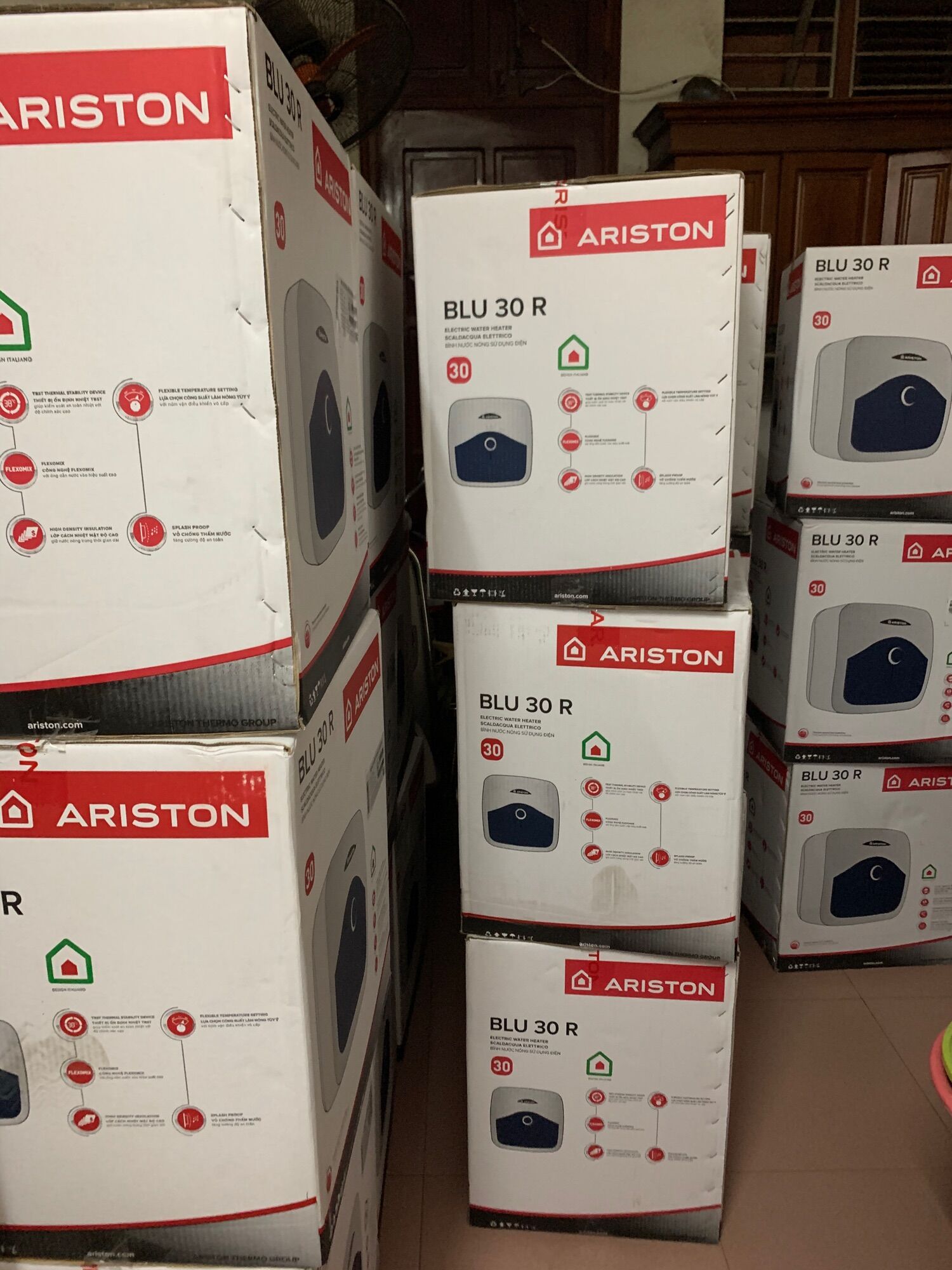 Bình nóng lạnh Ariston 30L vuông