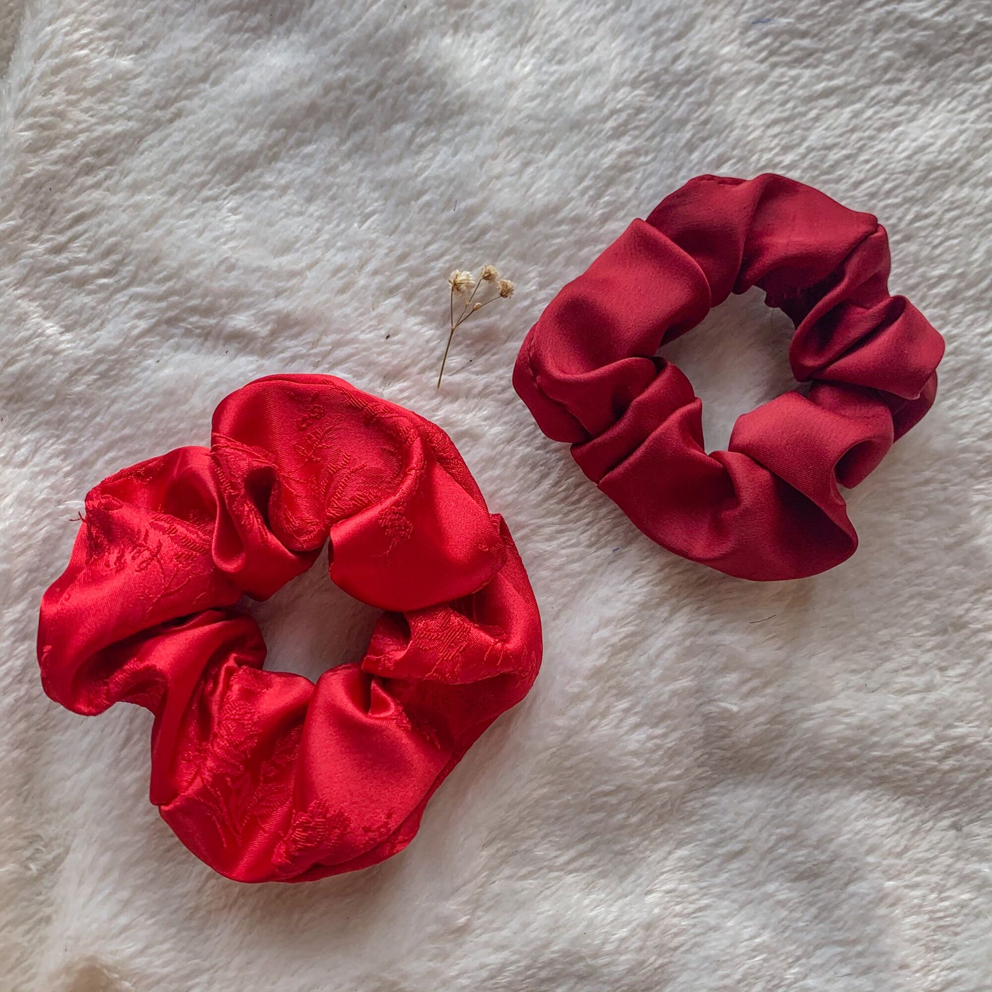 Cột tóc Scrunchies màu đỏ đô. Dây buộc tóc scrunchies