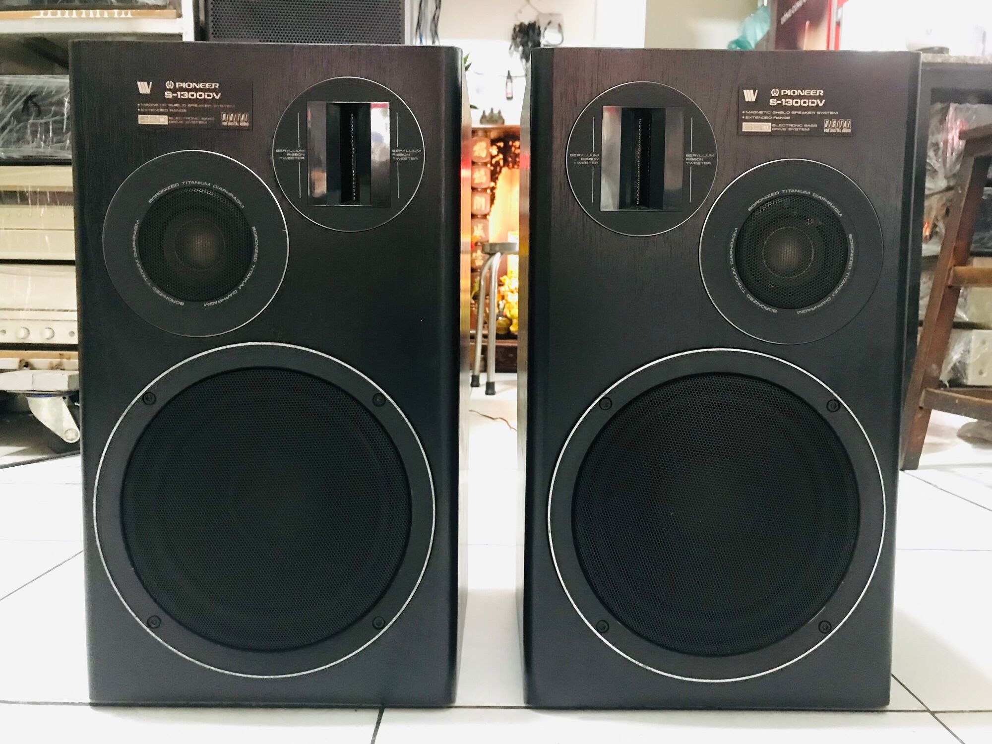 Freeship Cặp Loa Pioneer S-1300DV có thiết kế 3 đường tiếng bass 23cm công xuất 240w.