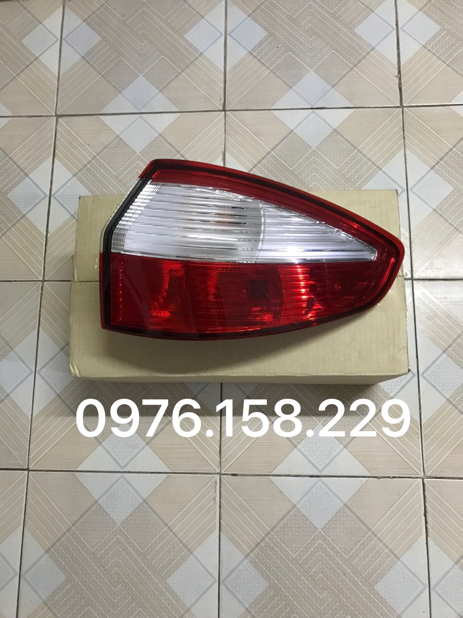 Đèn hậu miếng ngoài ford fiesta