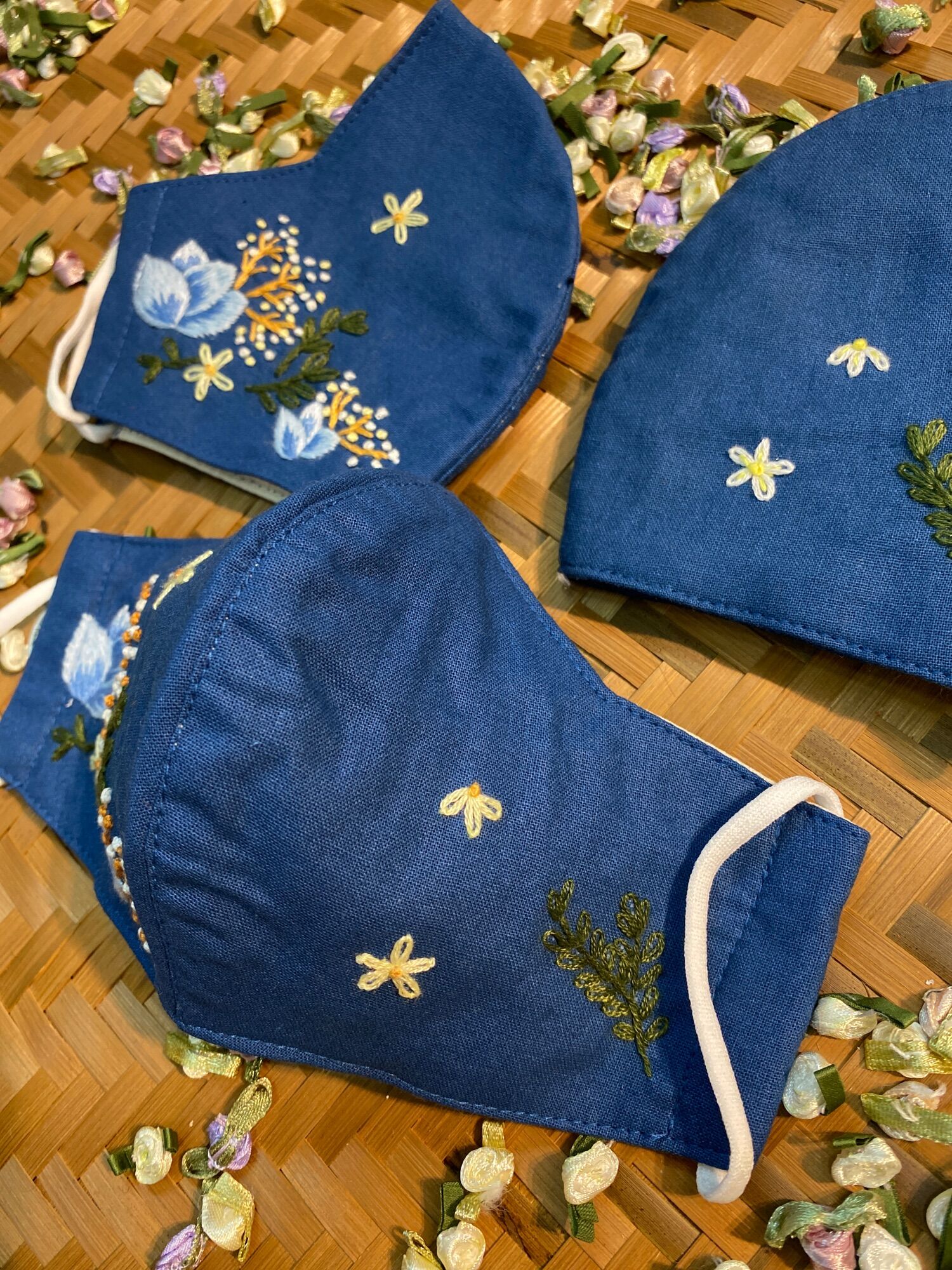 Khẩu trang thêu tay vải linen (handmade by Pong)