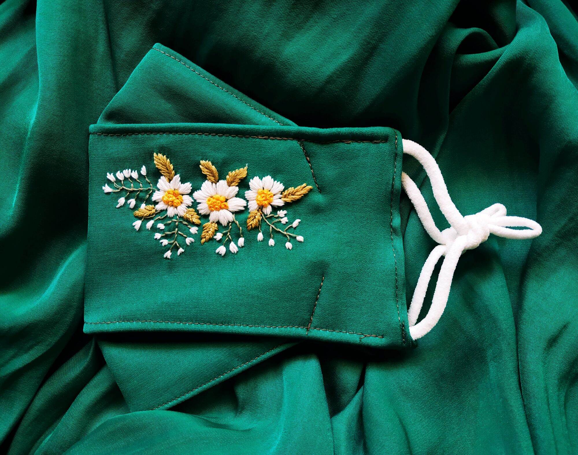 Khẩu trang lụa thêu tay