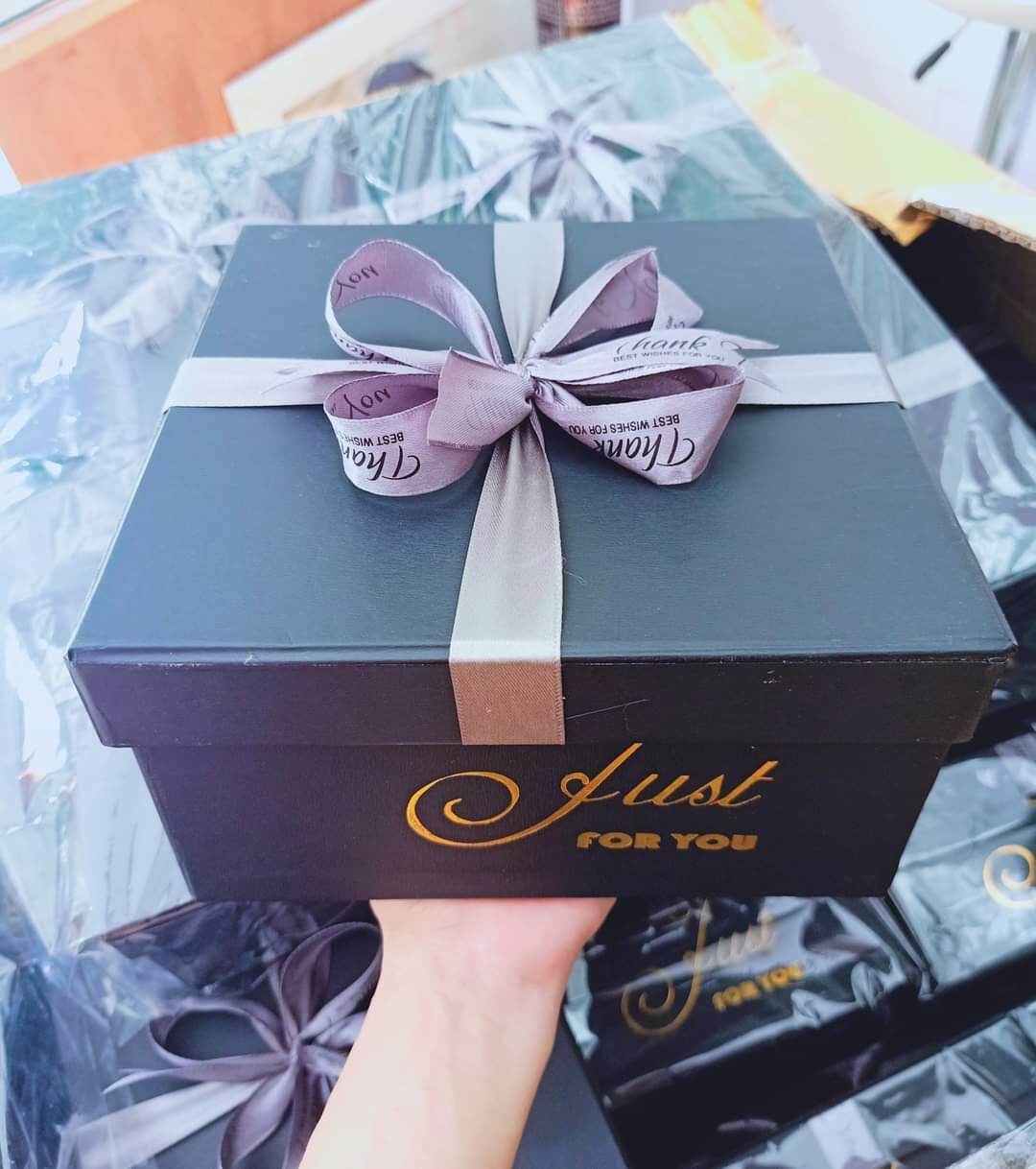 Hộp quà vuông size 18cm X Cao 9cm (Kèm hạt xốp)