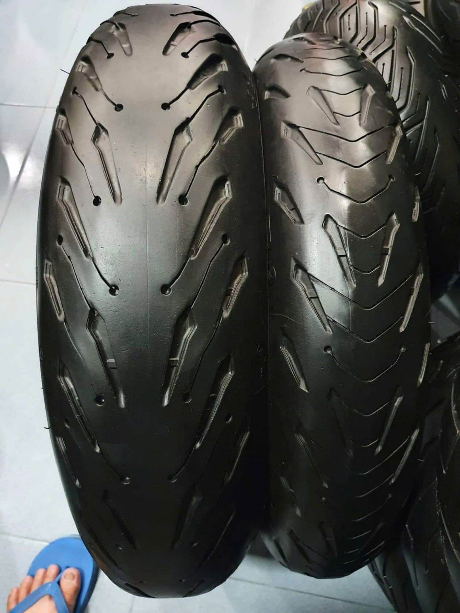 michelin road 5 cao cấp 120 va 180 va 190 17.chính hảng gắn xe moto. pkl. vỏ củ tháo xe còn đẹp.