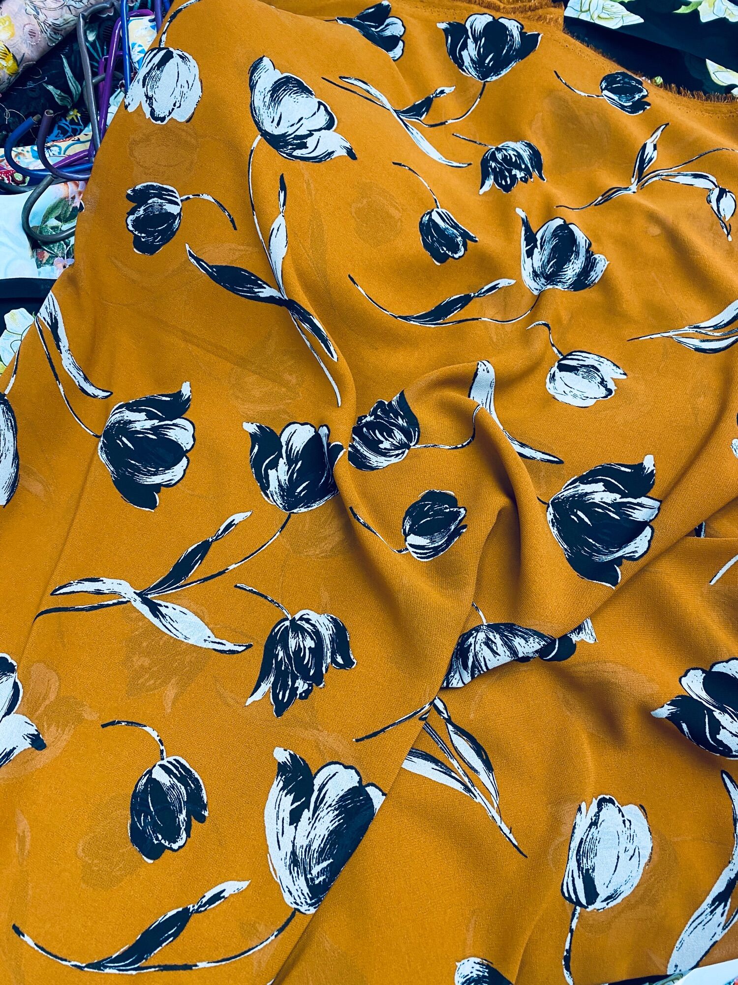 Vải voan chiffon hoa nền vàng MS2209