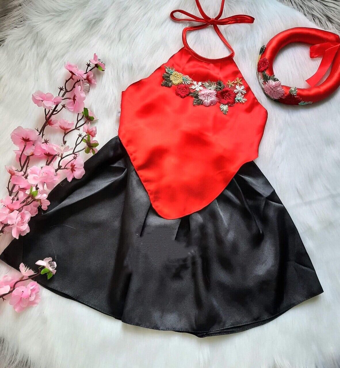 Yếm đào hoa thêu kèm mấn cho bé gái