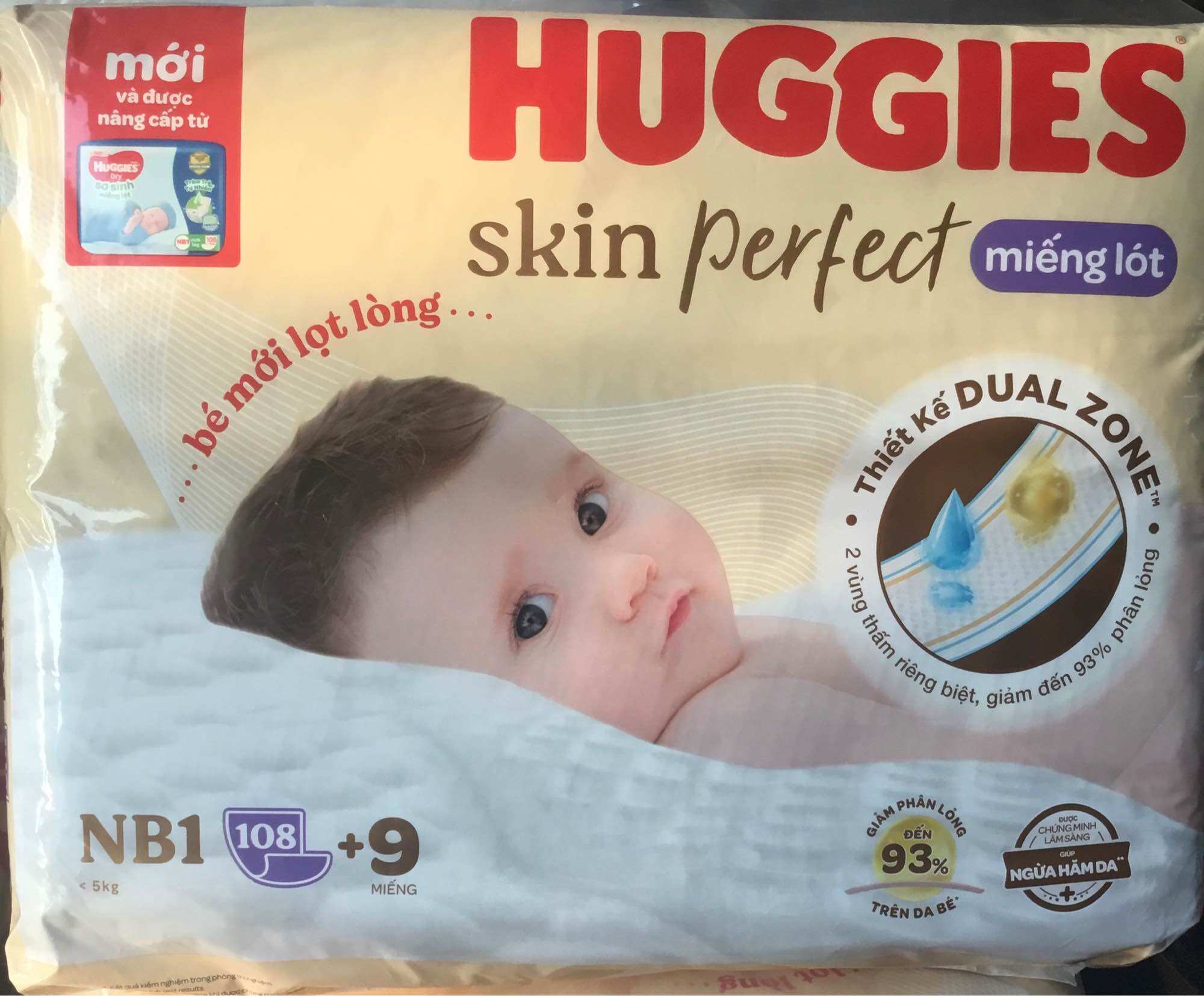Sỉ combo 2 gói -mẫu mới tặng thêm 9 miếng- miếng lót sơ sinh huggies nb1 108 miếng -- hsd luôn mới