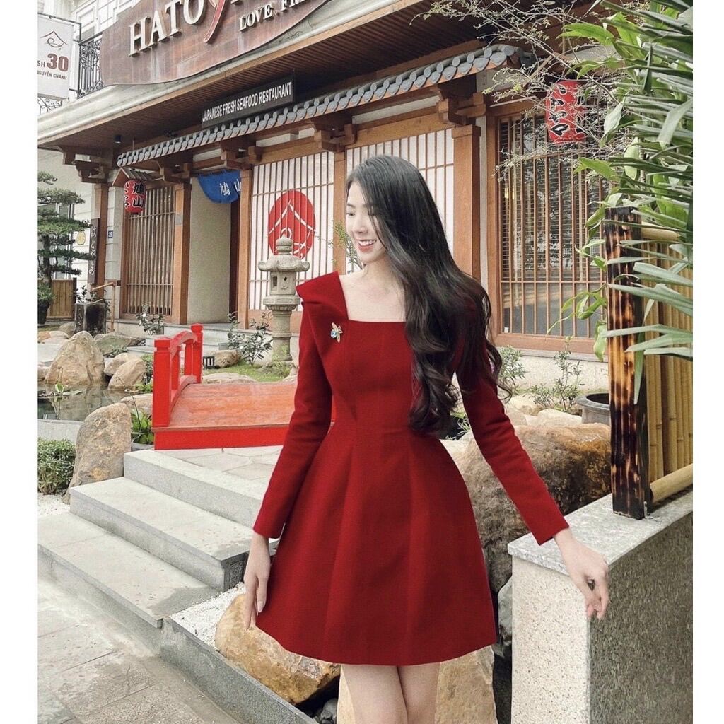 Váy nhung tay dài cổ vuông đính logo sang chảnh