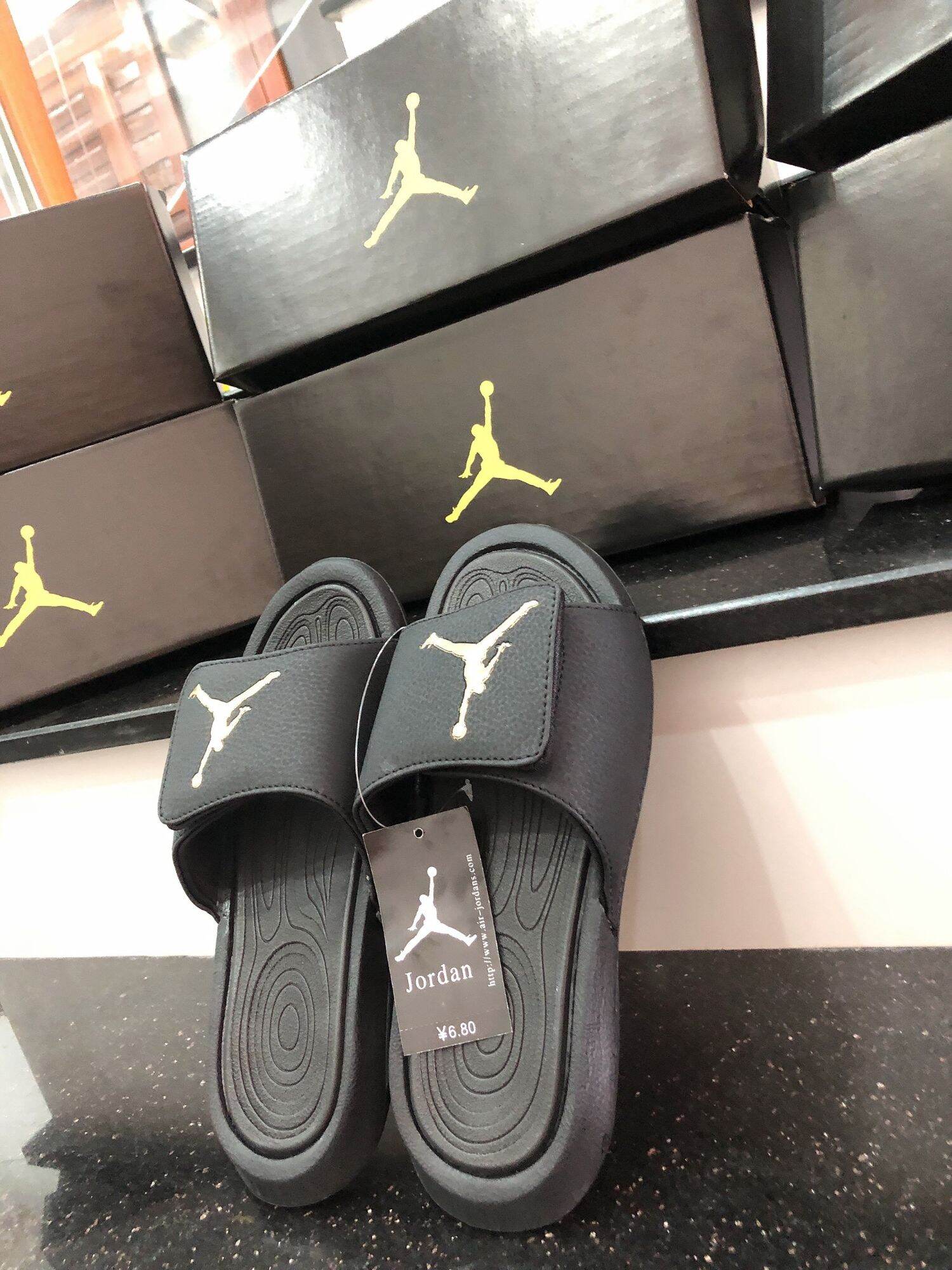 [HCM]Dép jordan đen logo vàng