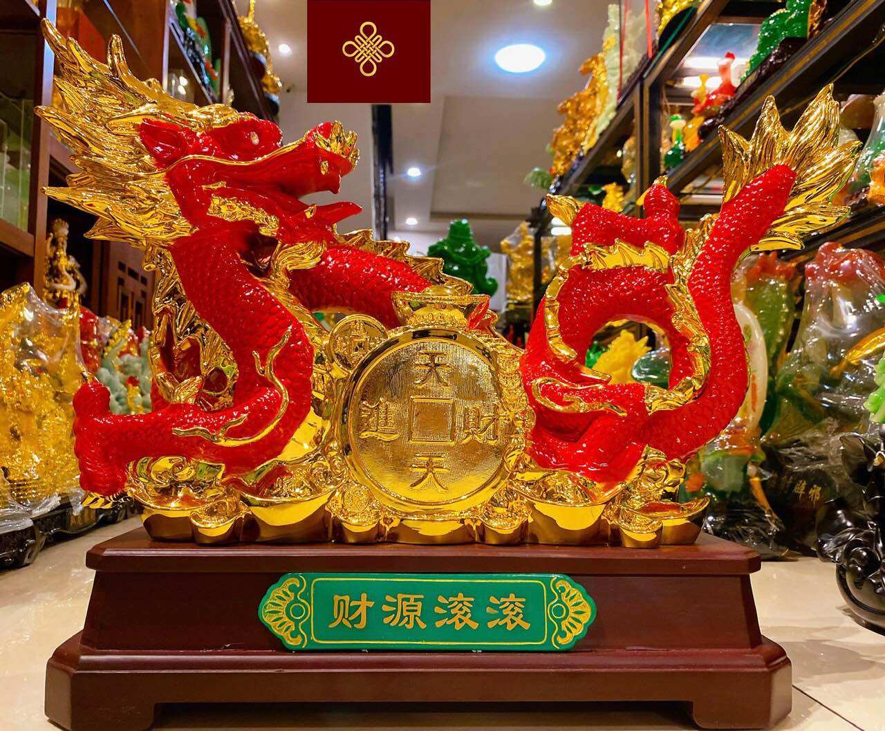 Tượng rồng phong thuỷ bên đồng tiền vàng màu đỏ cỡ lớn