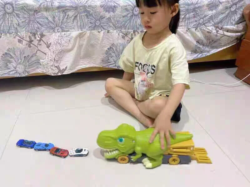 ĐỒ CHƠI KHỦNG LONG NUỐT Ô-TÔ