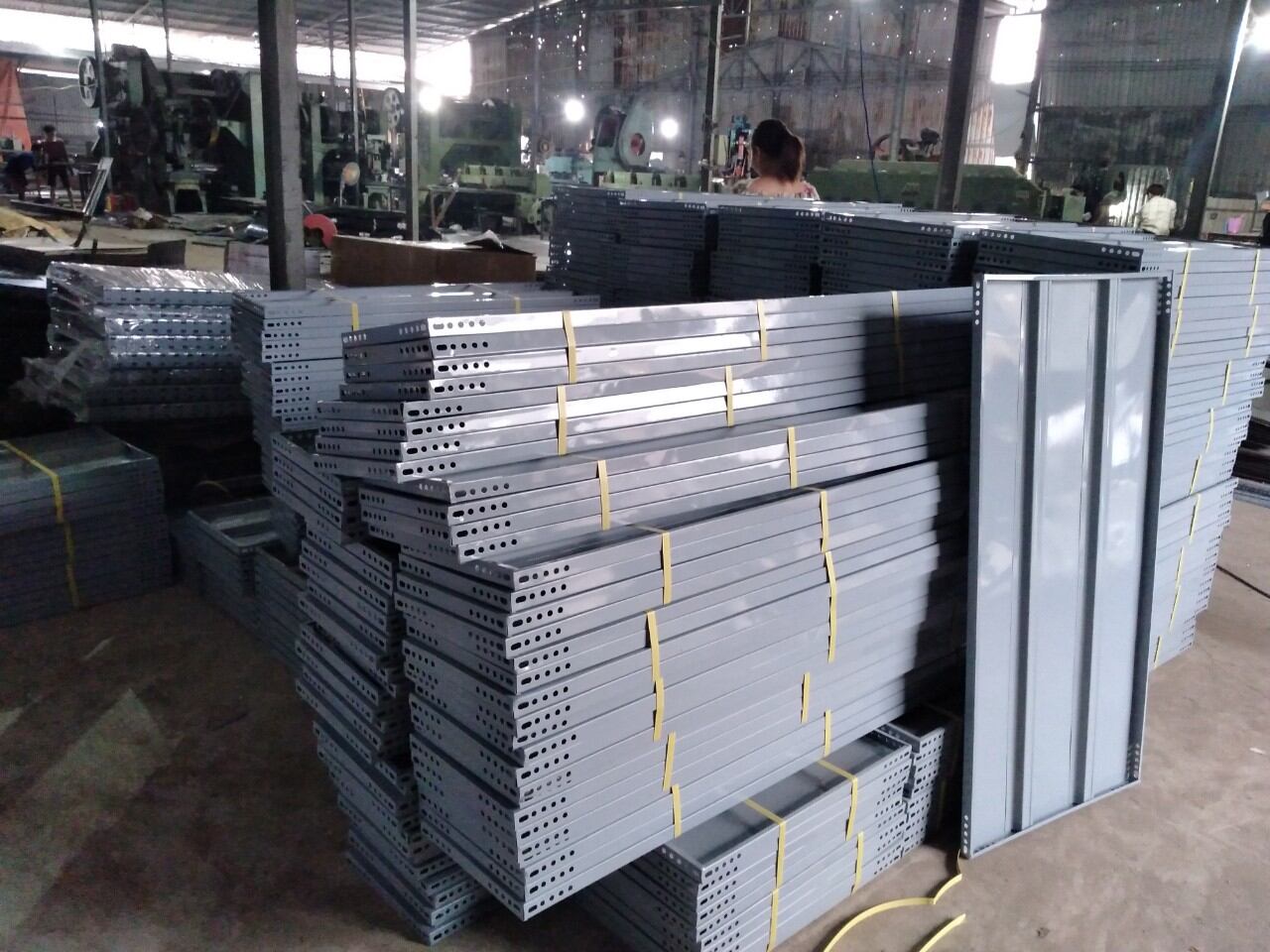 Mâm sắt v lỗ 30×100, 30×120 dùng làm giá đỡ ,làm kệ v lỗ dùng trong gia đình, cửa hàng kinh doanh..