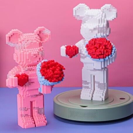 Mô hình lắp ghép Gấu bearbrick Trắng - trái tim