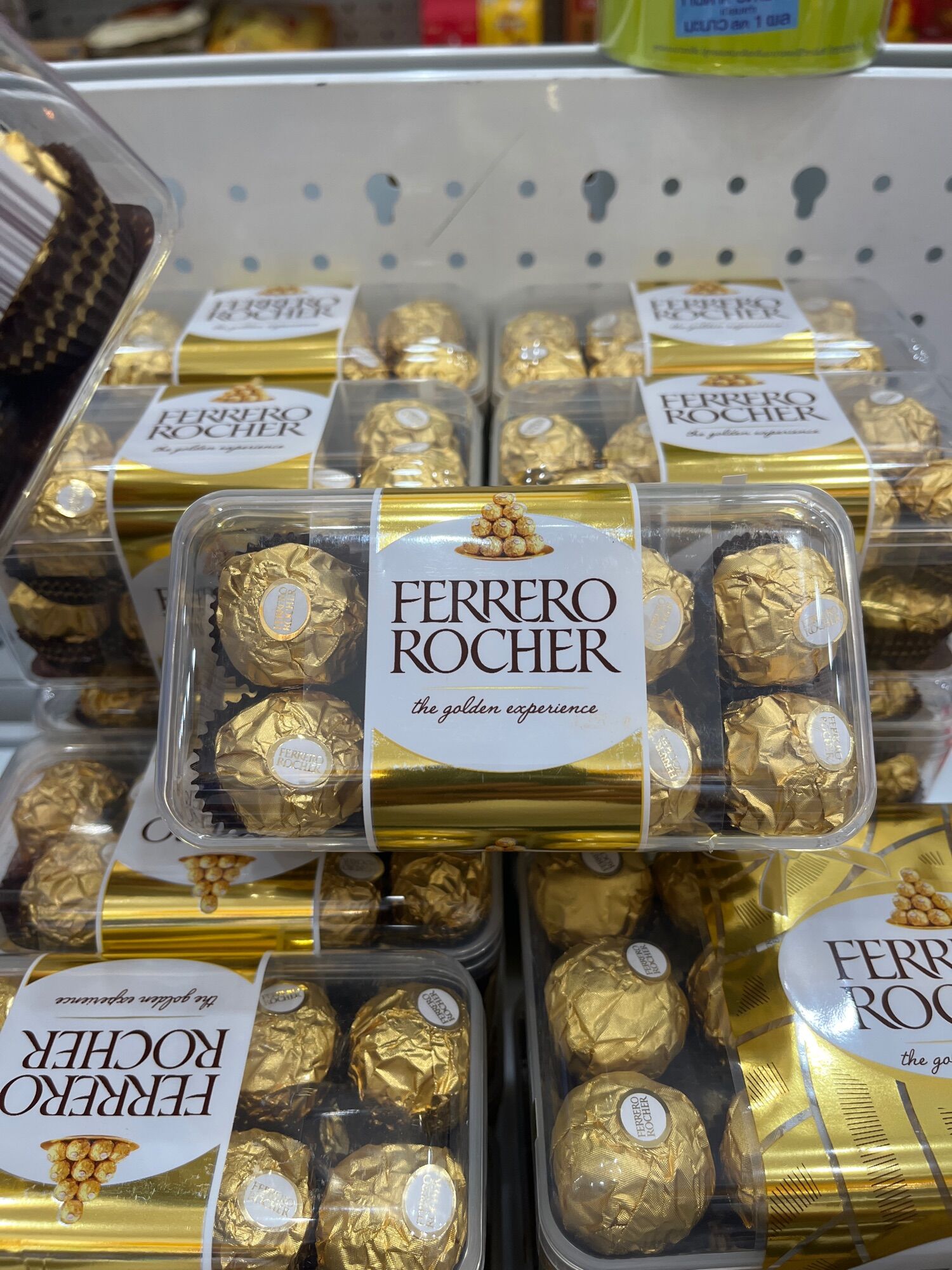 Socola nhân hạt dẻ Ferrero Rocher  hộp 16 viên