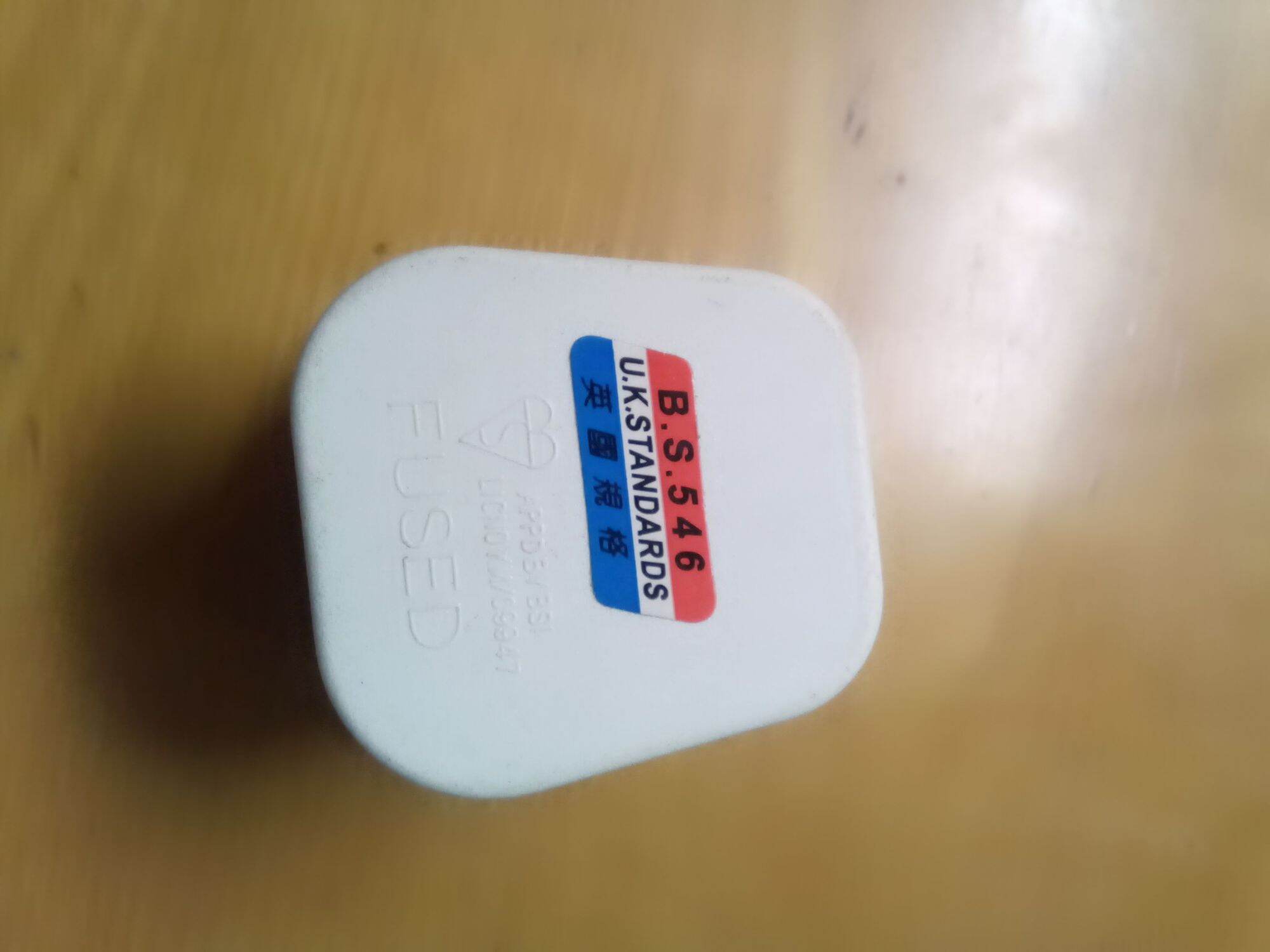 Phích cắm điện ba chấu có cầu chì bảo vệ.