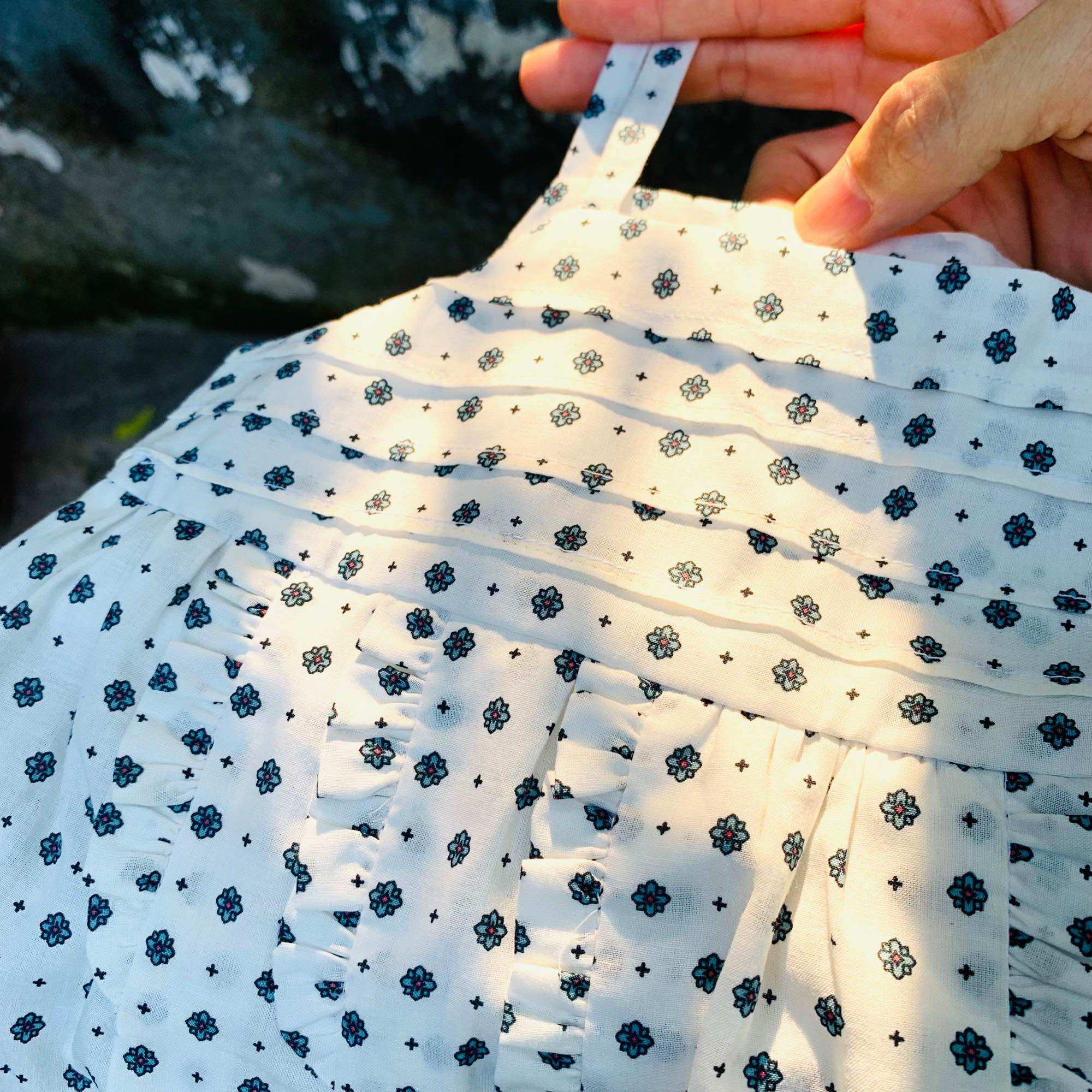 Đầm bé gái 2 dây chấm bi vàng, chất thô cotton mềm mát