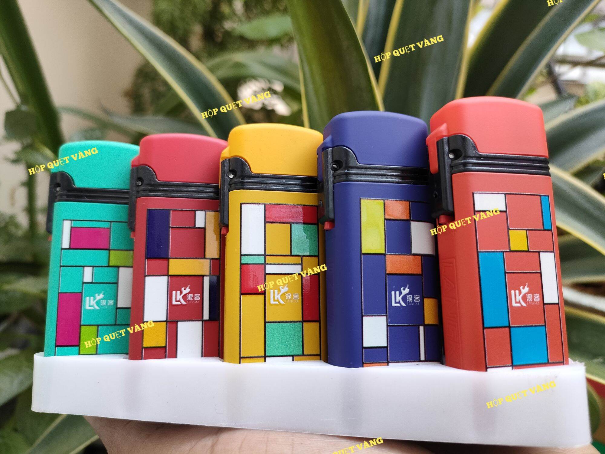 (Combo 5 cái) Bật lửa / Hột quẹt tia xanh vỏ bọc kim loại hoạ tiết Trendy bắt mắt ( bơm lại được )