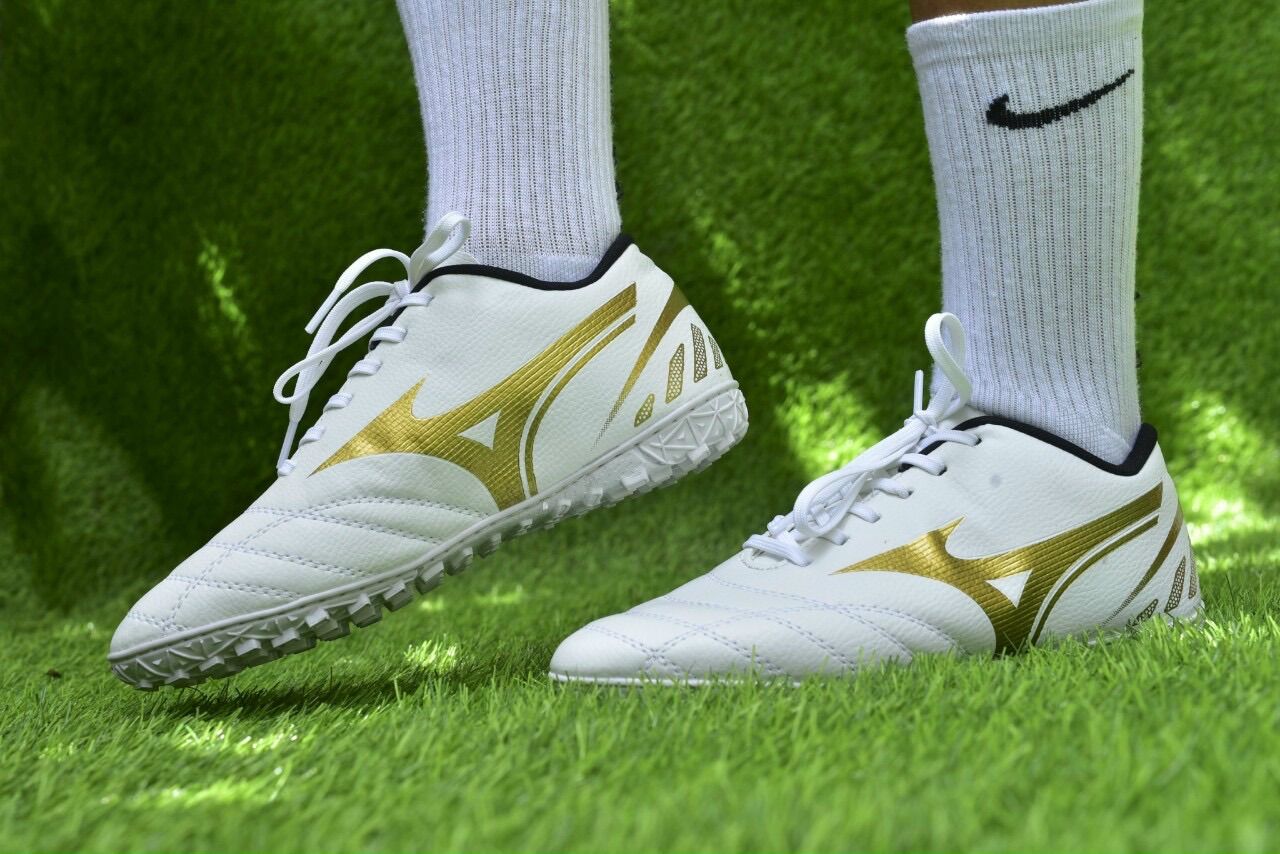 Giày đá bóng 3 sọc đế cao su size 39-43 (đã khâu Full đế)