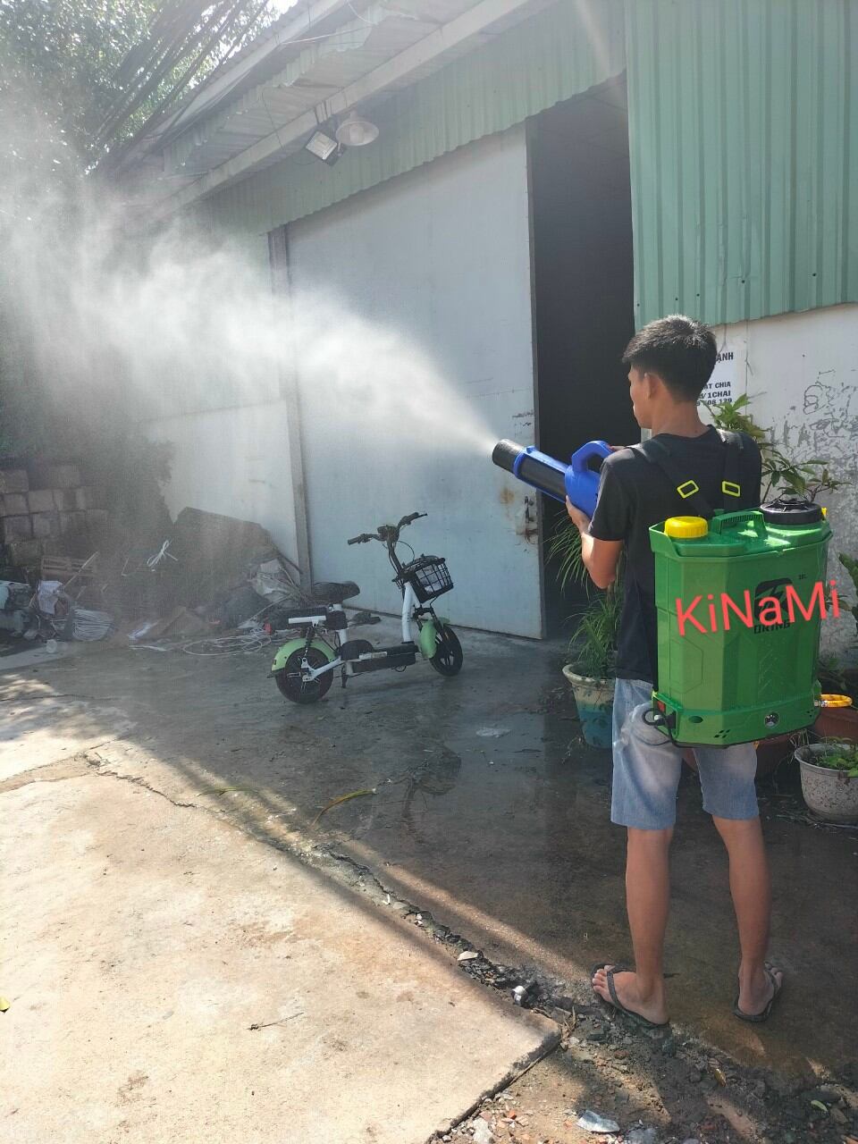 Máy phun thuốc trừ sâu cầm tay hạt sương phun diện rộng và tâm cao.