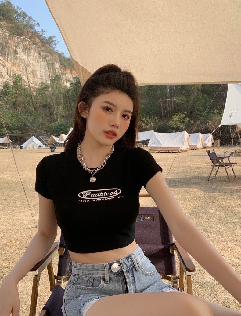 Áo croptop trắng đen chữ padblood đơn giản BG