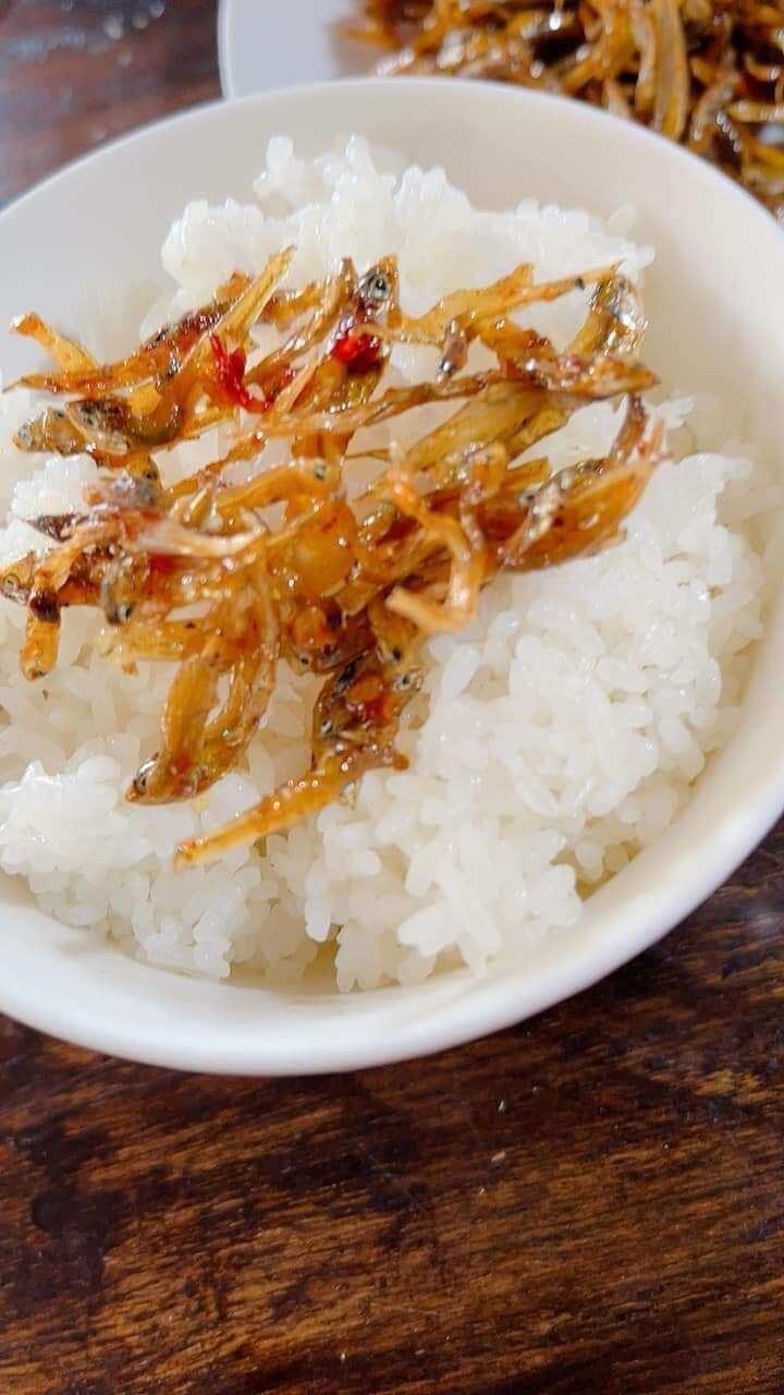 hộp 500g cá cơm sấy rim tỏi ớt ngon khó cưỡng