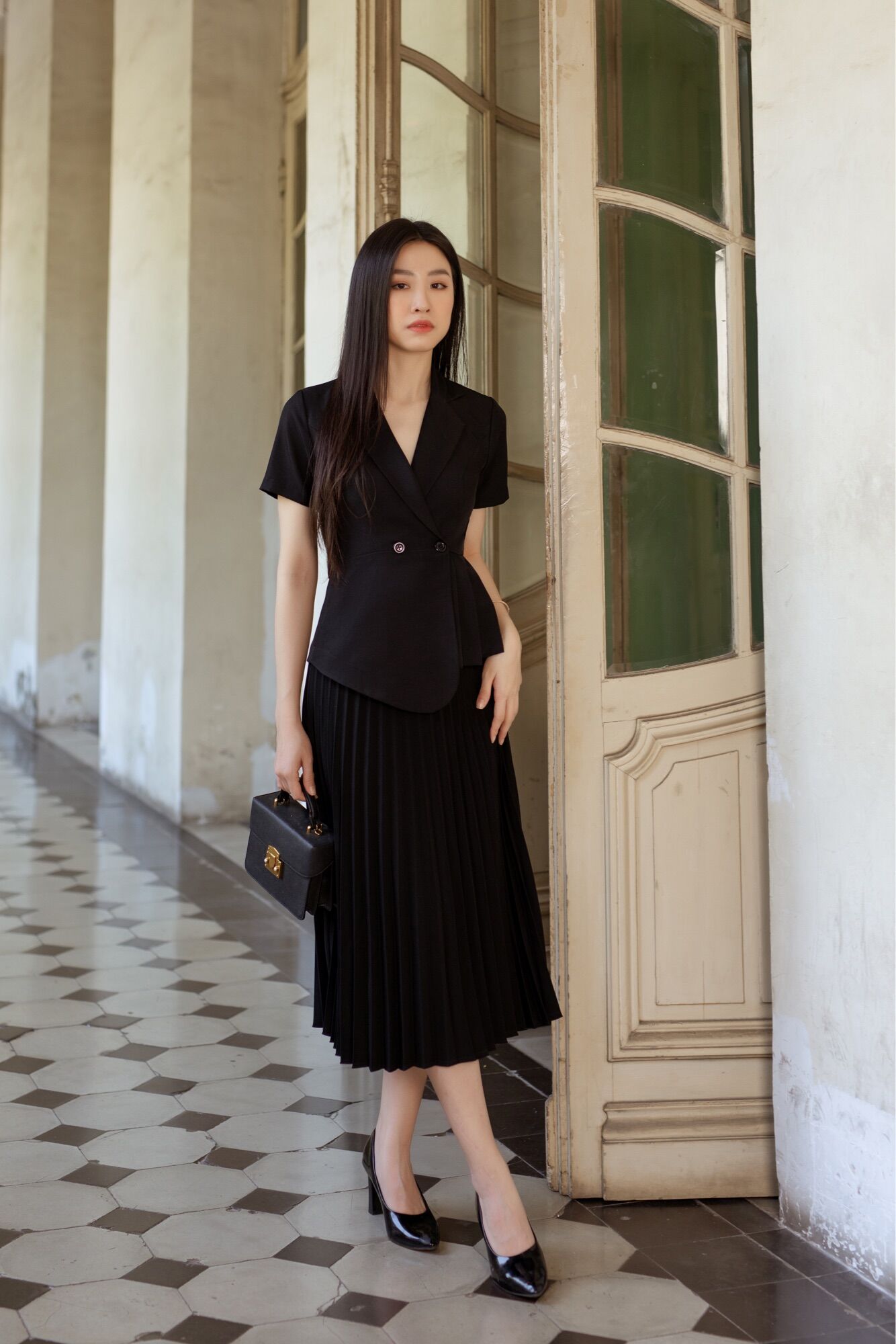 Clothesrack lalla top blk/ áo cổ vest tay ngắn tà xếp ly- đen
