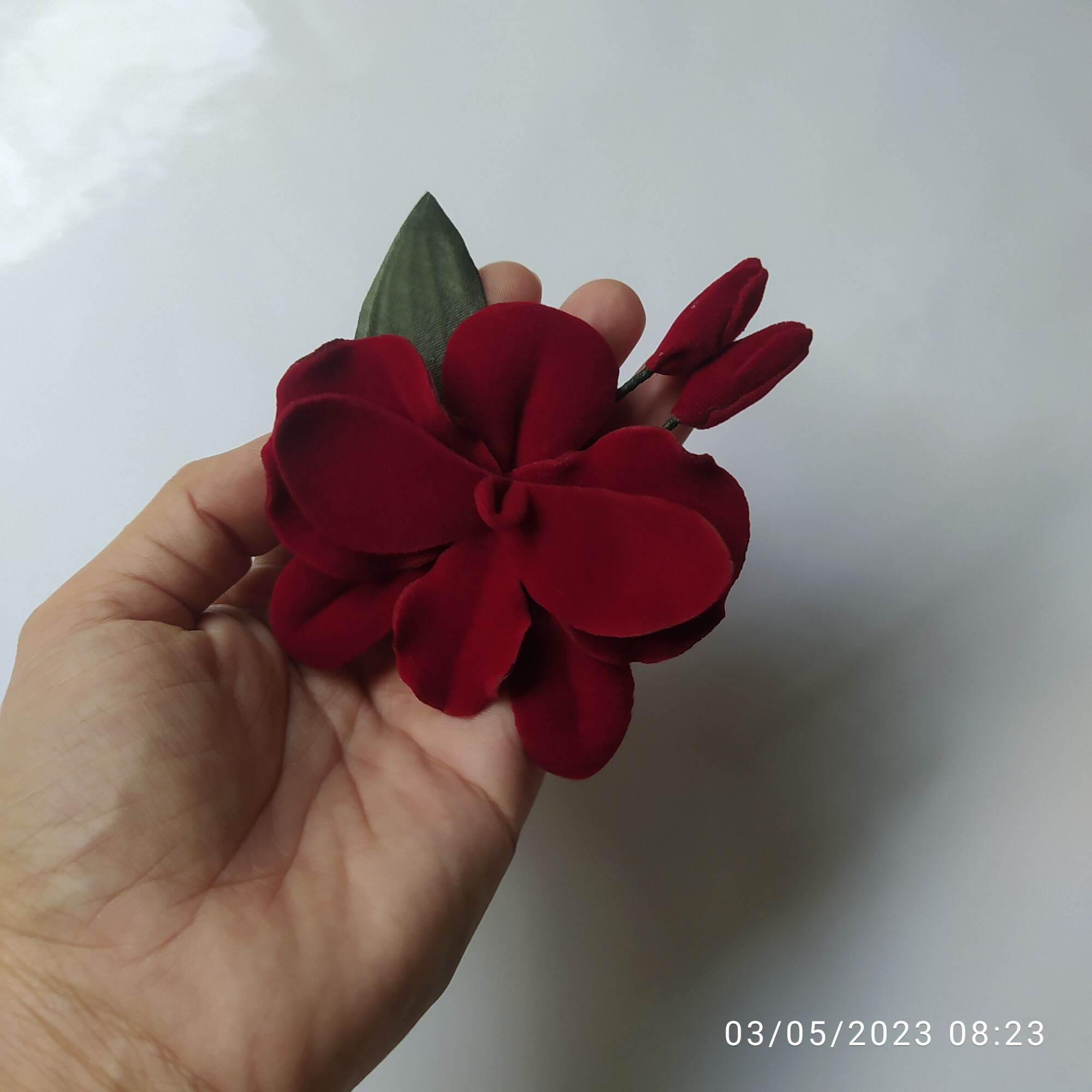 Hoa lan cài áo handmade Canto màu đỏ đô